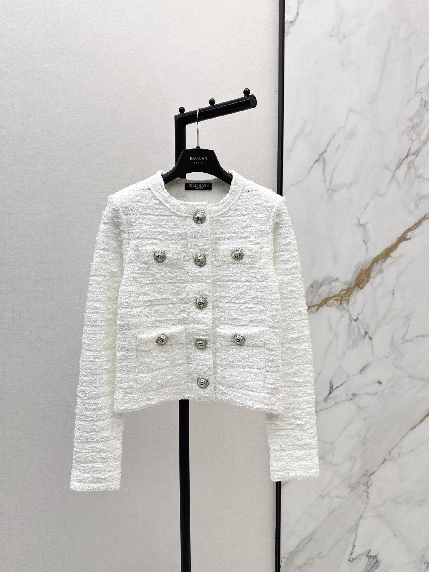 NO:626998,Bal 25Ss - the latest high-end customized four-pocket knitted jacket in autumn and winter. The custom-made button weaving effect is full of high-end. Imported machine-woven baby's breath effect. Heavy industry and super texture. Customized yarn feels great. I love the gentle and elegant color. The shoulder pads and waist design are slim. The temperament is elegant and elegant. A fashionable high-end item for the wealthy daughter. Three colors are available for sale now. SML, jackets & coats, alexander wang19860909客定爆单款 Bal 25Ss————秋冬最新款高级定制四口袋编织针织外套定制纽扣编织效果高级感满满 进口机织满天星效果 重工超有质感 采用定制纱线手感超赞 大爱温柔优雅的色系 垫肩收腰版型巨显瘦 气质优雅大气 财阀千金时髦高级单品 三色现货发售sml,,jackets & coats,alexander wang,Women's clothing