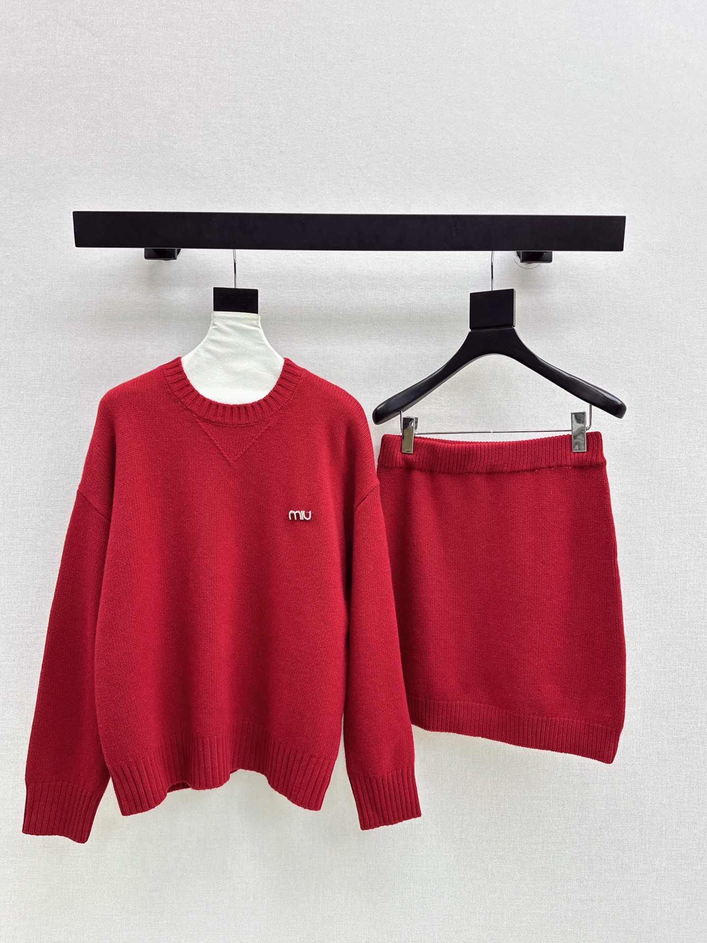 NO:626965,Exclusive model Miu 25Ss - the latest knitted suit for autumn and winter. Loose-fitting round-neck sweater + hip-hugging skirt. Exquisite beauty. The overall feeling is simple and elegant. When paired together, it will give you a gentle, beautiful and moving feeling. The color and pattern are impeccable. A must-have for lazy people. It will look good no matter how you wear it. The texture of the fabric is excellent. It is made of customized wool fabric. The details are in place. One set is available.  Two colors available for sale sml,,miumiu,skirts,sweaters,alexander wang19860909独家款 Miu 25Ss———秋冬最新款针织套装 宽松廓形圆领毛衣+包臀半裙 精致美感 整体给人感觉特别的简约大气 一套搭配起来给你人一种温柔美丽动人的感觉 颜色跟版型都无可挑剔 懒人必备一套怎么搭都好看 面料质感一绝 采用的是定制羊毛面料 细节很到位 一套出 两色现货发售sml,,miumiu,skirts,sweaters,alexander wang,Women's clothing