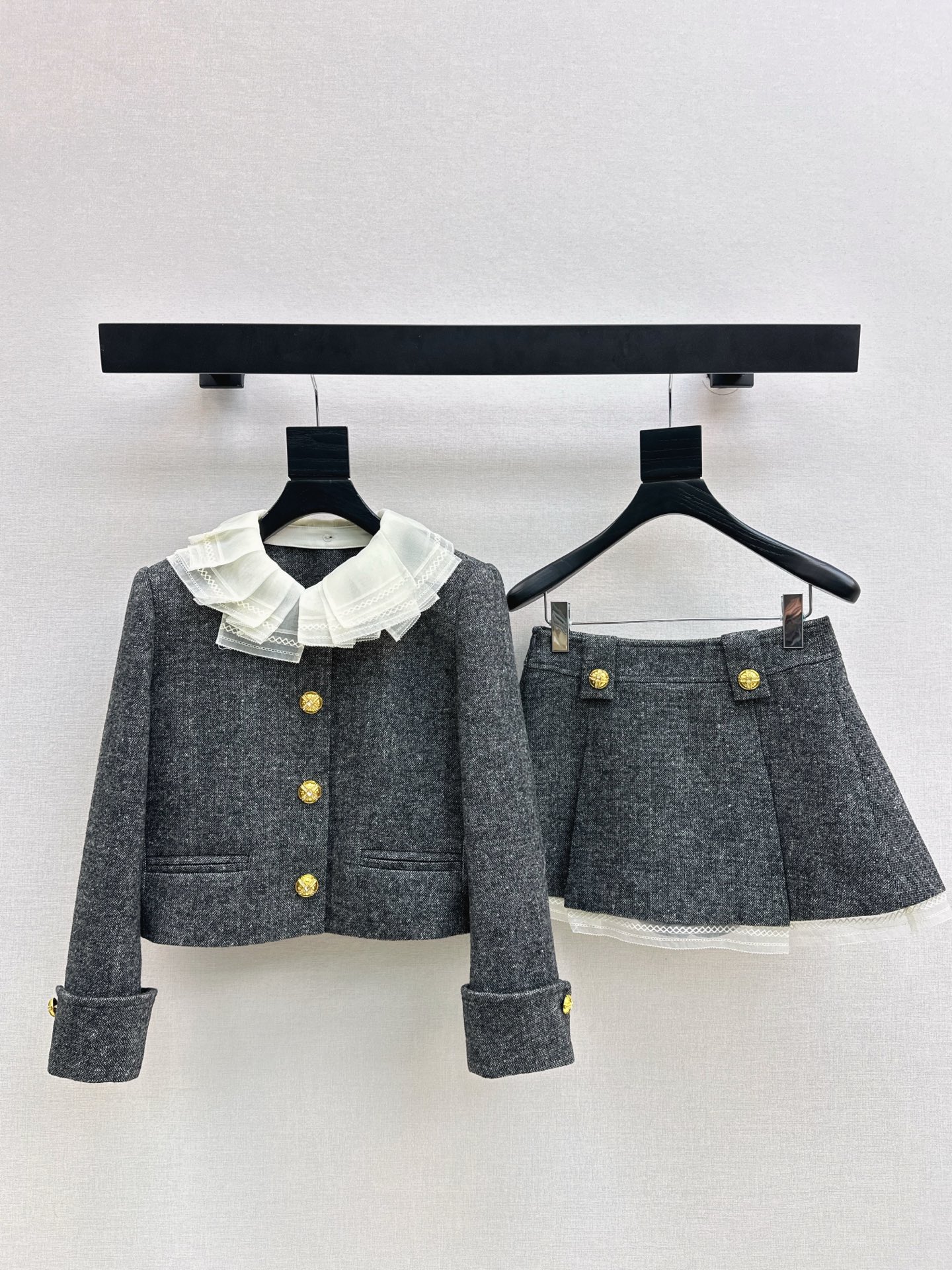 NO:627033,Jacket, skirt, fashionable design 25Ss - the latest retro palace style suit in autumn and winter, doll collar jacket + A-line short skirt. Korean style daughter-in-law style perfectly grasps the boundary of delicacy and elegance. The floral gray textured fabric has its own high-end nobility. The lace adds a sense of femininity. It completes the atmosphere of a celebrity. Developed in one color. Ready for sale sml,, skirts, jackets & coats, alexander wang19860909外套 半裙时髦设计 25Ss———秋冬最新款复古宫廷风套装娃娃领外套+A字摆短款半裙 在精致与优雅的结界里韩系千金风狠狠拿捏 花灰色肌理感面料自带高级贵气 蕾丝花边又添了份柔美感 一整个把名媛氛围感拉满 一色分开发 现货发售sml,,skirts,jackets & coats,alexander wang,Women's clothing