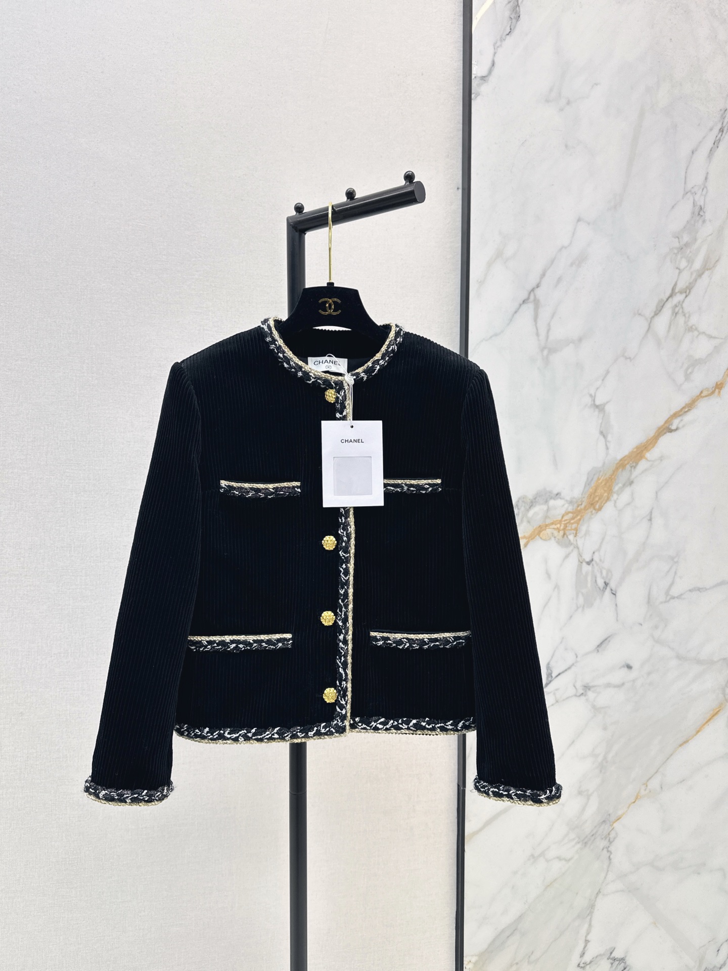 NO:627026,Jennie's same style, C's 25Ss - the latest two-color webbing splicing decorative jacket for autumn and winter. The striped velvet fabric is super luxurious. The whole look is elegant. It uses wide strips of velvet fabric. Heavy two-color webbing trim. The inner handmade chain and camellia lining. The details are in place. A must-have for temperament. One color ready for sale sml,,chanel,jackets & coats,alexander wang19860909Jennie同款 C家 25Ss————秋冬最新款双色织带拼接装饰外套 条纹丝绒面料超级贵气 一整个气质感的Look 采用宽条丝绒面料 重磅双色织带镶边 内里手工链条和山茶花内衬 细节很到位 气质穿搭必备 一色现货发售sml,,chanel,jackets & coats,alexander wang,Women's clothing