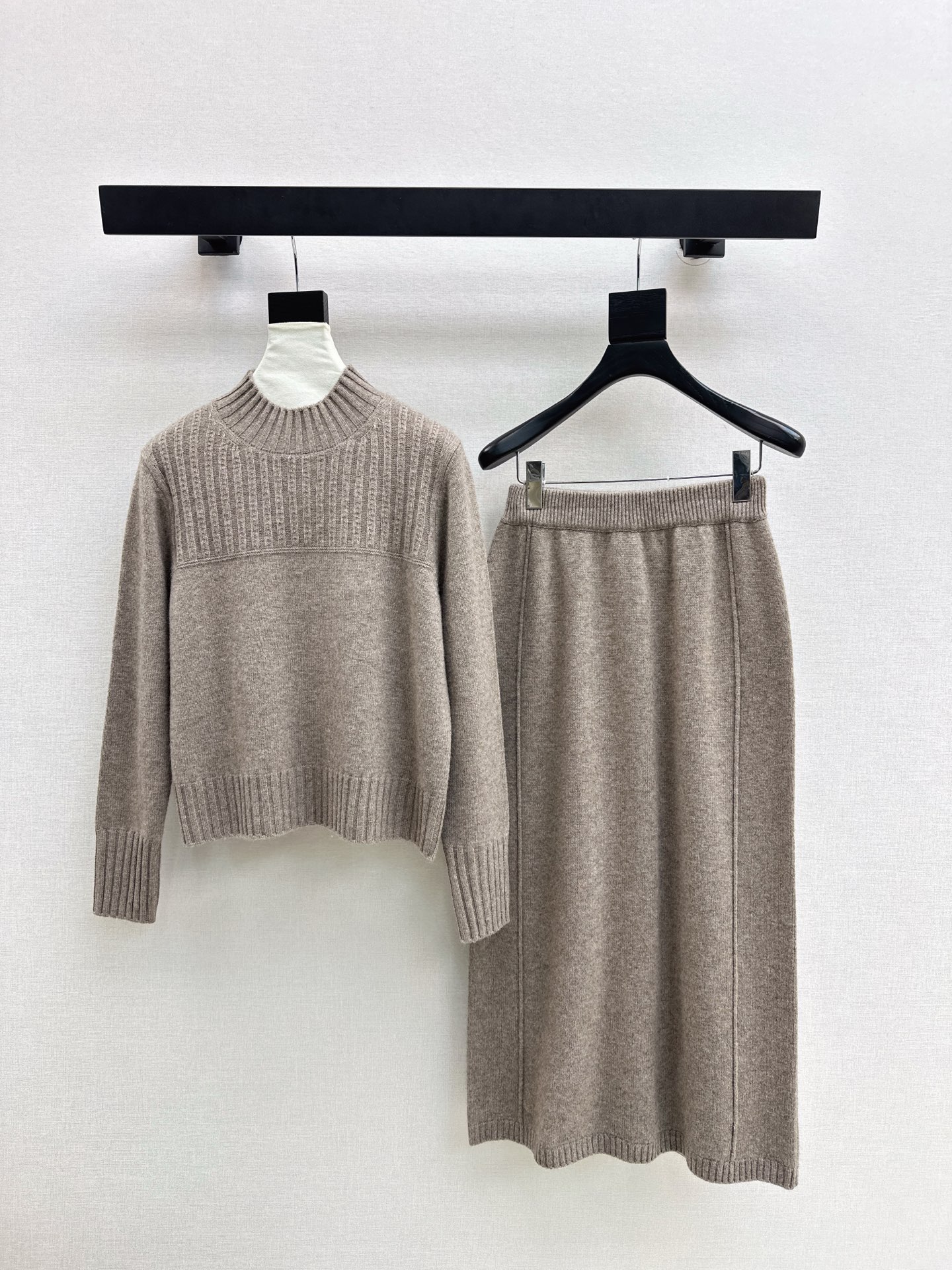 NO:627019,520L 25Ss————The latest old-money-style outfit in autumn and winter. Stand-up collar pullover sweater + elastic waist skirt. Quality control is a must. The original custom-dyed yarn has a very high-end color tone. The texture of 100% imported wool yarn is incomparable. The Swiss woven twist stitching process is simple and elegant. Bai Fumei must-have high-end casual suit.  piana,skirts,sweaters,alexander wang19860909520L 25Ss————秋冬最新款老钱风穿搭气质套装立领套头毛衣+松紧腰半裙 品质控必入 原版定染纱线很高级的色调 百分百进口羊毛纱线质感无敌赞 瑞士机织麻花翻针工艺简洁大气 白富美必备高级休闲套装 经典一套上身高挑又显瘦 优雅百搭不挑人 一套出 两色现货发售sml,,loro piana,skirts,sweaters,alexander wang,Women's clothing