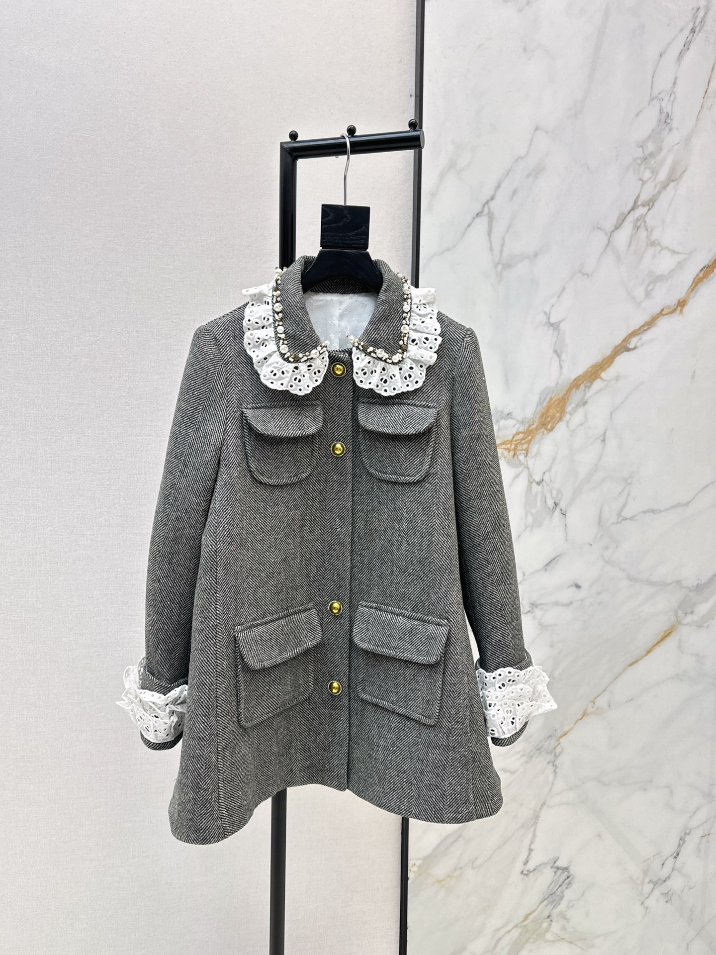 NO:628290,Fashionable design 25Ss————The latest retro palace-style doll collar four-pocket windbreaker jacket in autumn and winter. The Korean style has a perfect balance between delicacy and elegance. The floral gray textured fabric has its own high-end nobility. The lace adds a sense of femininity. It fills the atmosphere of a celebrity. One color ready for sale sml,, jackets & coats, alexander wang19860909时髦设计 25Ss————秋冬最新款复古宫廷风娃娃领四口袋风衣外套 在精致与优雅的结界里韩系千金风狠狠拿捏 花灰色肌理感面料自带高级贵气 蕾丝花边又添了份柔美感 一整个把名媛氛围感拉满 一色现货发售sml,,jackets & coats,alexander wang,Women's clothing