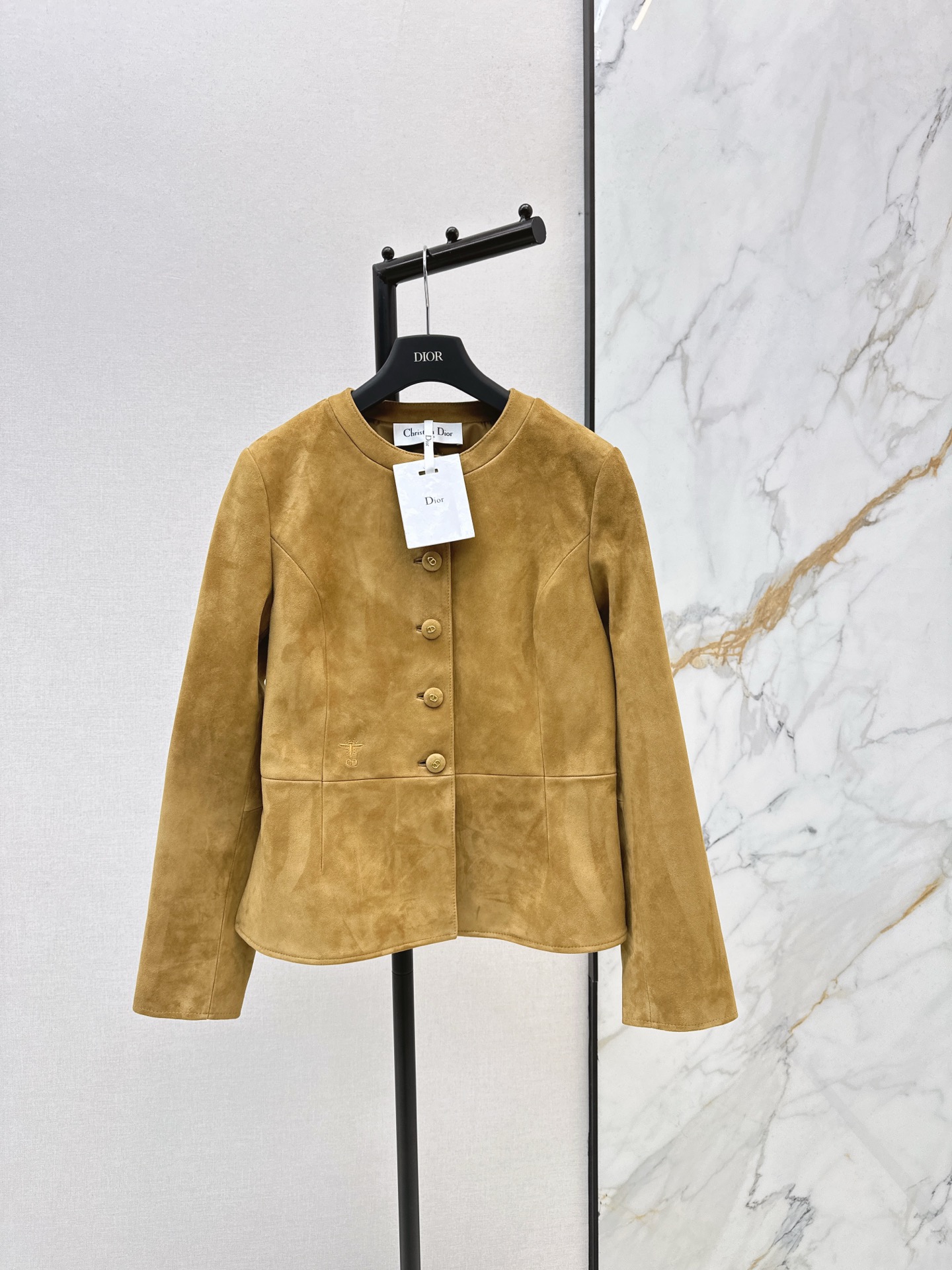 NO:628283,Equipped with dust bag, elegant lady outfit CD 25Ss————The latest temperament waisted suede leather jacket for autumn and winter, the contrast can be sweet or salty, thick and delicate texture, classic waisted version, versatile and slimming, 100% sheepskin texture, delicate and flexible design, low-key luxury, essential wardrobe item, two colors ready for sale sml,,jackets & coats,leather jacket,sheepskin,chamois leather,alexander wang19860909配防尘袋优雅Lady穿搭 CD 25Ss————秋冬最新款气质收腰麂皮绒皮衣外套反差感可甜可盐 厚实质感细腻绝绝子 经典收腰版型百搭又显瘦 百分百羊皮质感细腻柔韧设计低调奢华 衣橱必备气质单品 两色现货发售sml,,jackets & coats,leather jacket,sheepskin,chamois leather,alexander wang,Women's clothing