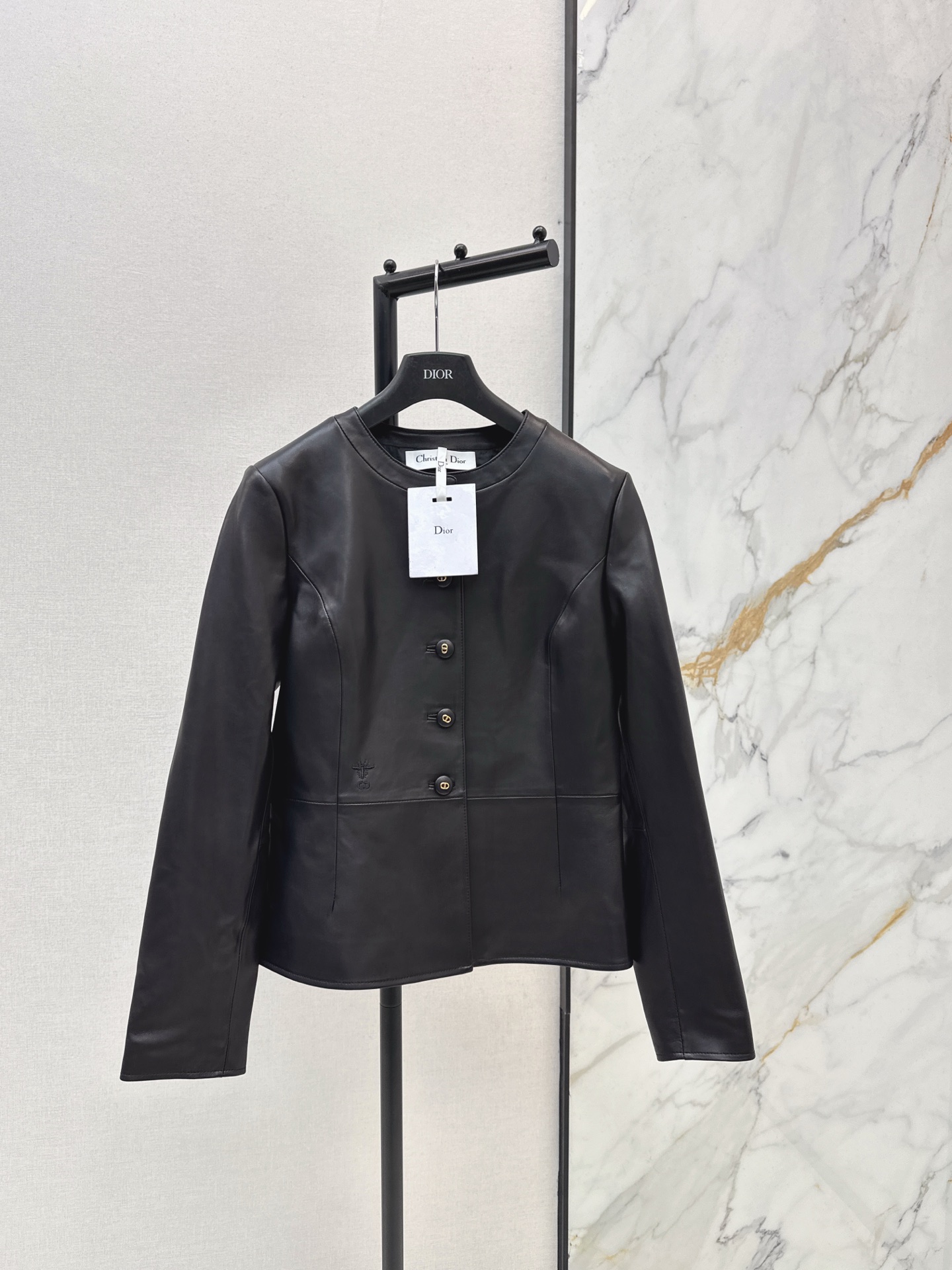 NO:628276,Comes with dustproof bag Jiang Shuying's same style CD 25Ss————The latest autumn and winter temperament waisted leather jacket. The contrast can be sweet or salty. Thick and delicate texture. The classic waisted version is versatile and slim. 100% sheepskin texture, delicate and flexible design, low-key luxury. A must-have temperament item for the wardrobe. Two colors are on sale now. sml,,jackets & coats,leather jacket,sheepskin,alexander wang19860909配防尘袋江疏影同款 CD 25Ss————秋冬最新款气质收腰皮衣外套反差感可甜可盐 厚实质感细腻绝绝子 经典收腰版型百搭又显瘦 百分百羊皮质感细腻柔韧设计低调奢华 衣橱必备气质单品 两色现货发售sml,,jackets & coats,leather jacket,sheepskin,alexander wang,Women's clothing