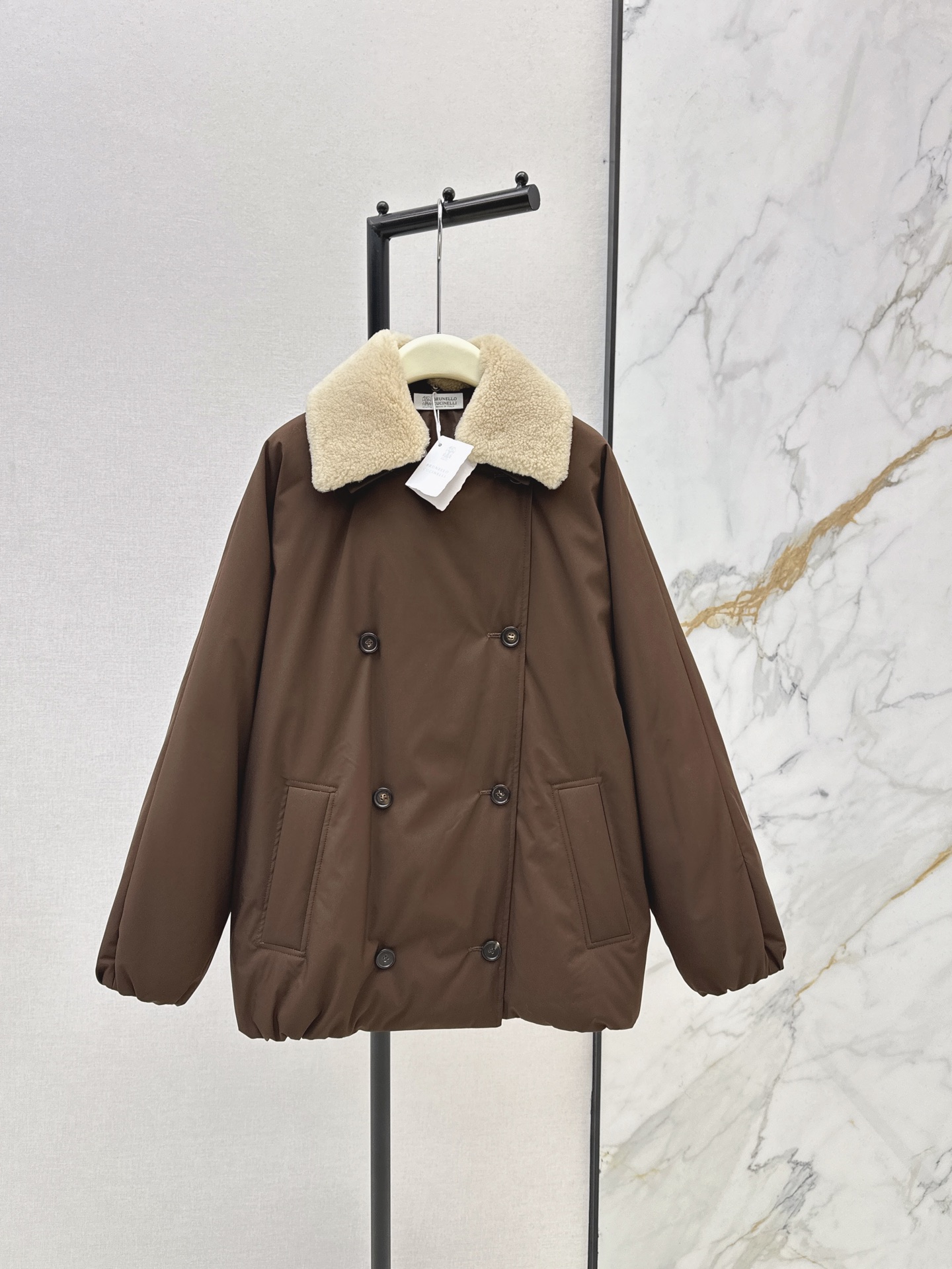 NO:628257,Equipped with a dust bag and a luxurious old-money style outfit. Bc 25Ss——————The latest heavy-duty detachable lamb fur collar down jacket in autumn and winter. National standard imported 90 white goose down. Light and comfortable. Comes with heating function. Imported memory silk fabric is soft and delicate. Classic and warm. Versatile. Soft and waxy thick feel. Back collar copper chain. Italian-style elegant high-end feeling. Casual and grand. Classic H version. Not picky and super slim.  Two colors ready for sale sml,,jackets & coats,down jacket,alexander wang19860909配防尘袋高奢老钱风穿搭 Bc 25Ss—————秋冬最新款重工可拆羊羔毛领羽绒服外套国标进口90白鹅绒轻盈舒适自带发热保暖功能 进口记忆丝面料软糯细腻 经典保暖又百搭 软软糯糯的厚实手感 后领铜链意式优雅的高级感随性又大气 经典H版型不挑人上身超显瘦 两色现货发售sml,,jackets & coats,down jacket,alexander wang,Women's clothing