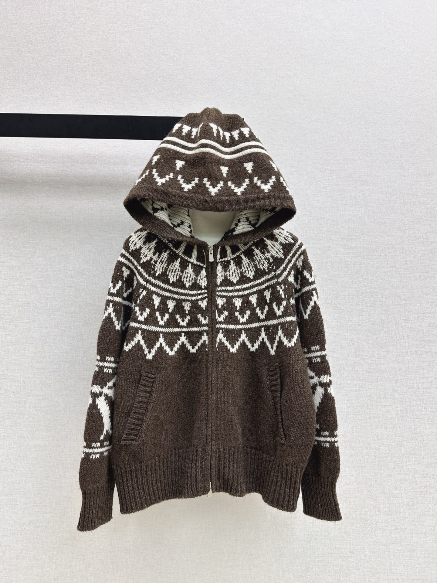 NO:628244,290L 26Ss————The latest retro Fair Isle pattern wool hooded cardigan in early spring. It is retro and fashionable. It has a great atmosphere. If you like retro style, don’t miss it. The color is very beautiful and very classic. The version is not picky. It uses wool yarn and has a sense of detail. Two colors are available for sale now: sml, loro piana, hats, alexander wang19860909290L 26Ss————早春最新款复古费尔岛图案羊毛连帽开衫 复古时髦 很有氛围感 喜欢复古风的不要错过了 配色很好看 非常经典 版型也不挑人 采用羊毛纱线 很有细节感 两色现货发售sml,,loro piana,hats,alexander wang,Women's clothing