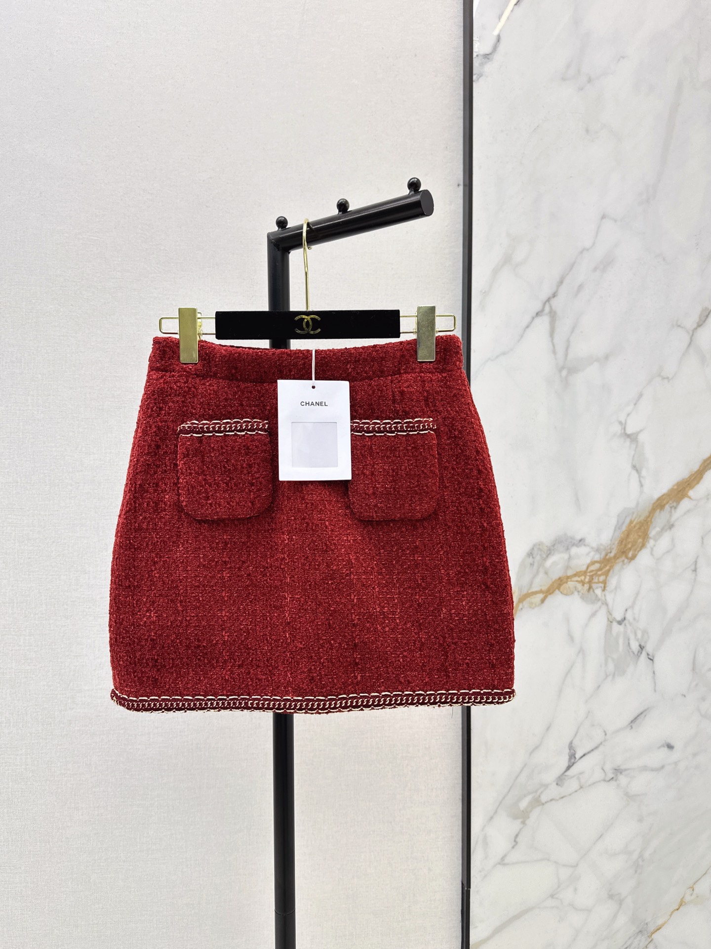 NO:628239,Must-have outfits for Christmas at the annual meeting C Home 25Ss - the latest noble style exquisite woven suit for autumn and winter. Four-pocket woven jacket + A-line skirt. The upper body is like a chaebol lady. Korean style. Very high-end. Suitable for dating or commuting. Natural temperament. Versatile to wear separately. Made of custom woven fabric. Very thick. If you look closely, it has small sequins. Developed in one color. Ready for sale sml, chanel, skirts, jackets.  & coats,alexander wang19860909年会圣诞必备穿搭 C家 25Ss————秋冬最新款贵气范儿精致编织套装 四口袋编织外套+a字半裙 上身就是那种财阀小姐姐调调 韩系贵气 很高级 不管是约会或者通勤都很适合 浑然天成的气质感 分开穿也很百搭 采用定制编织面料 很厚实 细看是有小亮片工艺的 一色分开发 现货发售sml,,chanel,skirts,jackets & coats,alexander wang,Women's clothing