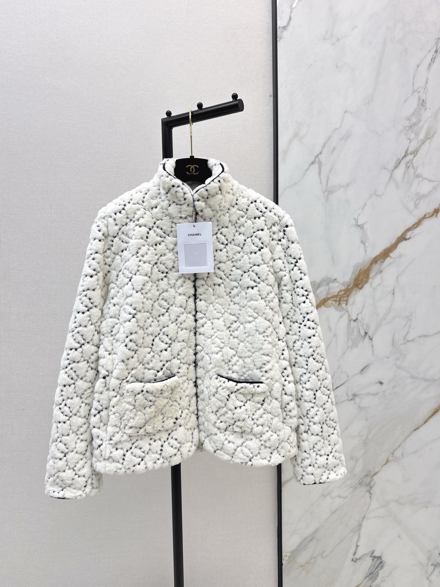 NO:628234,C Home 25Ss————The latest autumn and winter ski limited series stand-up collar zipper plush velvet jacket is lightweight and warm. A must-have series for girls. All-over sequins and rhinestones double C letter positioning pattern. Stand-up collar H-shaped tailoring. Fitted with jeans and casual pants in autumn and winter. It is very fashionable. Two colors are available in stock sml,,chanel,jeans,jackets & coats,alexander wang19860909C家 25Ss————秋冬最新款滑雪限定系列立领拉链毛绒绒外套整件轻盈保暖 香香女孩必备系列 通体珠片水钻双C字母定位图案 立领H版型剪裁 修饰身秋冬搭配牛仔裤休闲裤都很洋气时髦 两色现货发售sml,,chanel,jeans,jackets & coats,alexander wang,Women's clothing