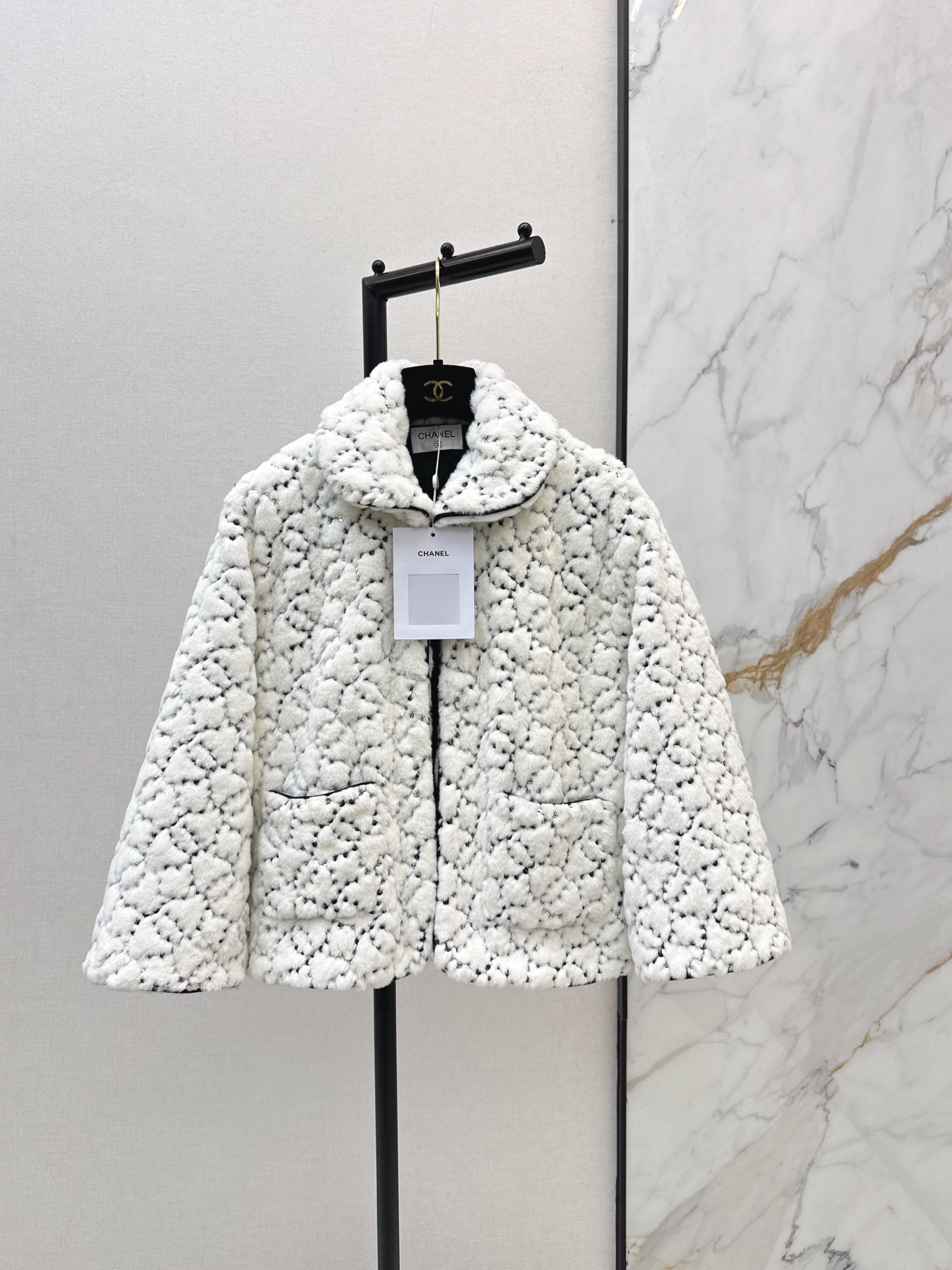 NO:628228,C Home 25Ss - The latest ski limited series in autumn and winter. The lapel short plush jacket is light and warm. A must-have series for girls. All-over sequins and rhinestones with double C letter positioning pattern. The lapel is short and tailored. It is fashionable to match with jeans and casual pants in autumn and winter. Two colors are available in stock. sml,,chanel,jeans,jackets & coats,alexander wang19860909C家 25Ss————秋冬最新款滑雪限定系列翻领短款毛绒绒外套整件轻盈保暖 香香女孩必备系列 通体珠片水钻双C字母定位图案 翻领小短款版型剪裁 修饰身秋冬搭配牛仔裤休闲裤都很洋气时髦 两色现货发售sml,,chanel,jeans,jackets & coats,alexander wang,Women's clothing