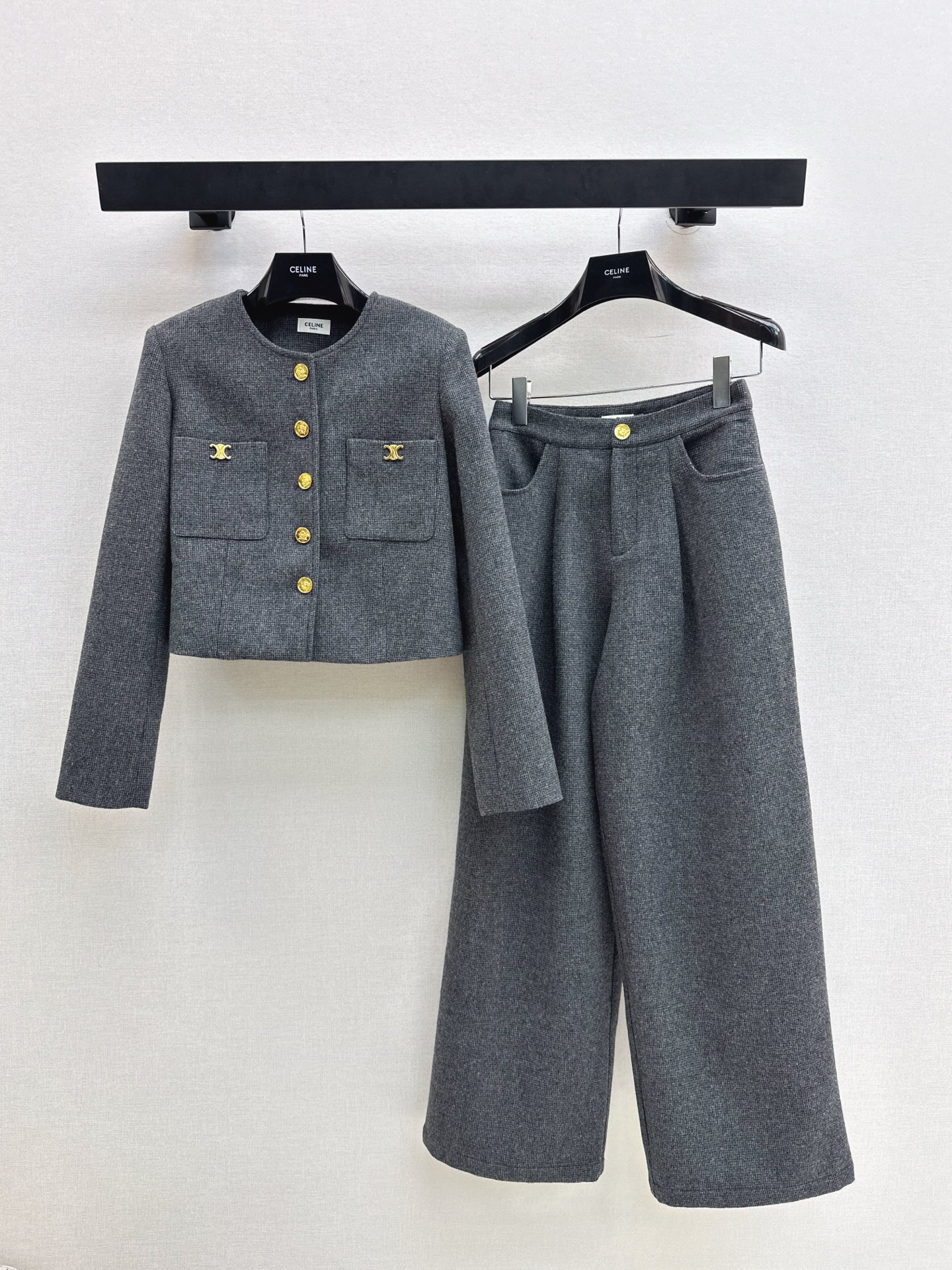 NO:629628,Ce 25Ss————The latest gray woolen suit round-neck jacket + straight pants for autumn and winter. Classic shape. I fell in love with it at first sight. The version design can modify the neck line very well. The upper body temperament is immediately improved. The customized button version is very beautiful on the upper body. The color is super white. One set is available in stock. smlxl,,jackets & coats,alexander wang19860909Ce 25Ss————秋冬最新款灰色毛呢套装圆领外套+直筒裤 经典造型 一眼就爱上了 版型设计能很好的修饰颈部线条 上身气质立马提升 定制纽扣版型上身巨好看 颜色超显白 一套出 一色现货发售smlxl,,jackets & coats,alexander wang,Women's clothing