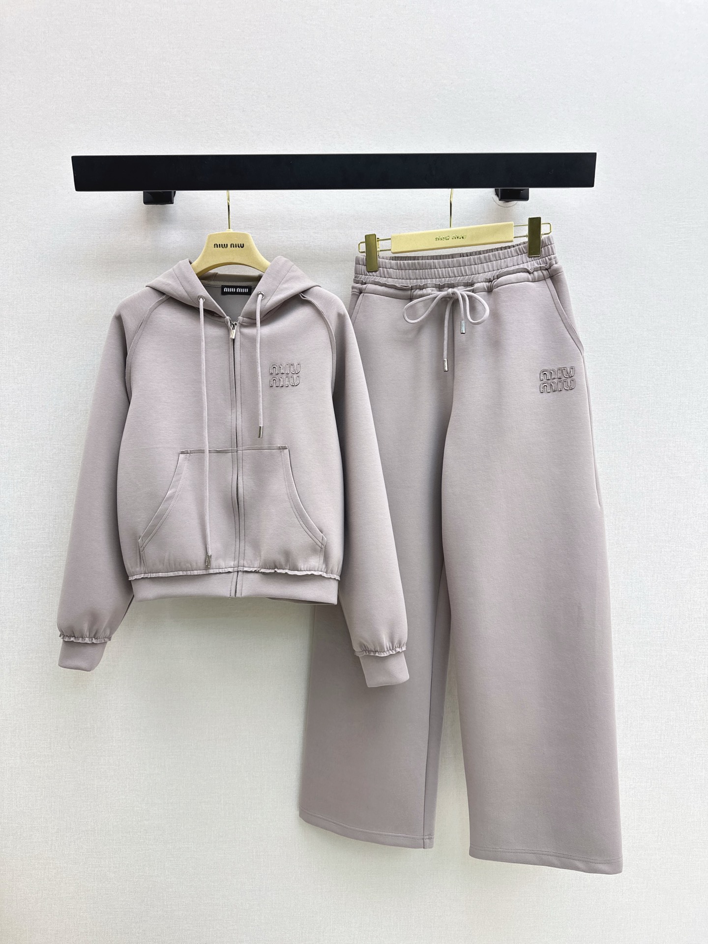 NO:629620,Miu 25Ss————The latest autumn and winter casual suit hooded zipper jacket + elastic waist trousers. Customized air cotton fabric is soft and skin-friendly. The thickness is moderate and warm. Hooded casual zipper jacket style. Three-dimensional letter logo decoration on the chest. The complete set is suitable for outdoor leisure multiple occasions. One set is available. One color ready for sale sml,,miumiu,jackets & coats,hats,alexander wang19860909Miu 25Ss————秋冬最新款休闲套装连帽拉链外套+松紧腰长裤 定制空气全棉面料柔软亲肤 厚度适中保暖 连帽休闲拉链外套版型 胸口立体字母徽标装饰 成套穿搭适配户外休闲多重场合 一套出 一色现货发售sml,,miumiu,jackets & coats,hats,alexander wang,Women's clothing