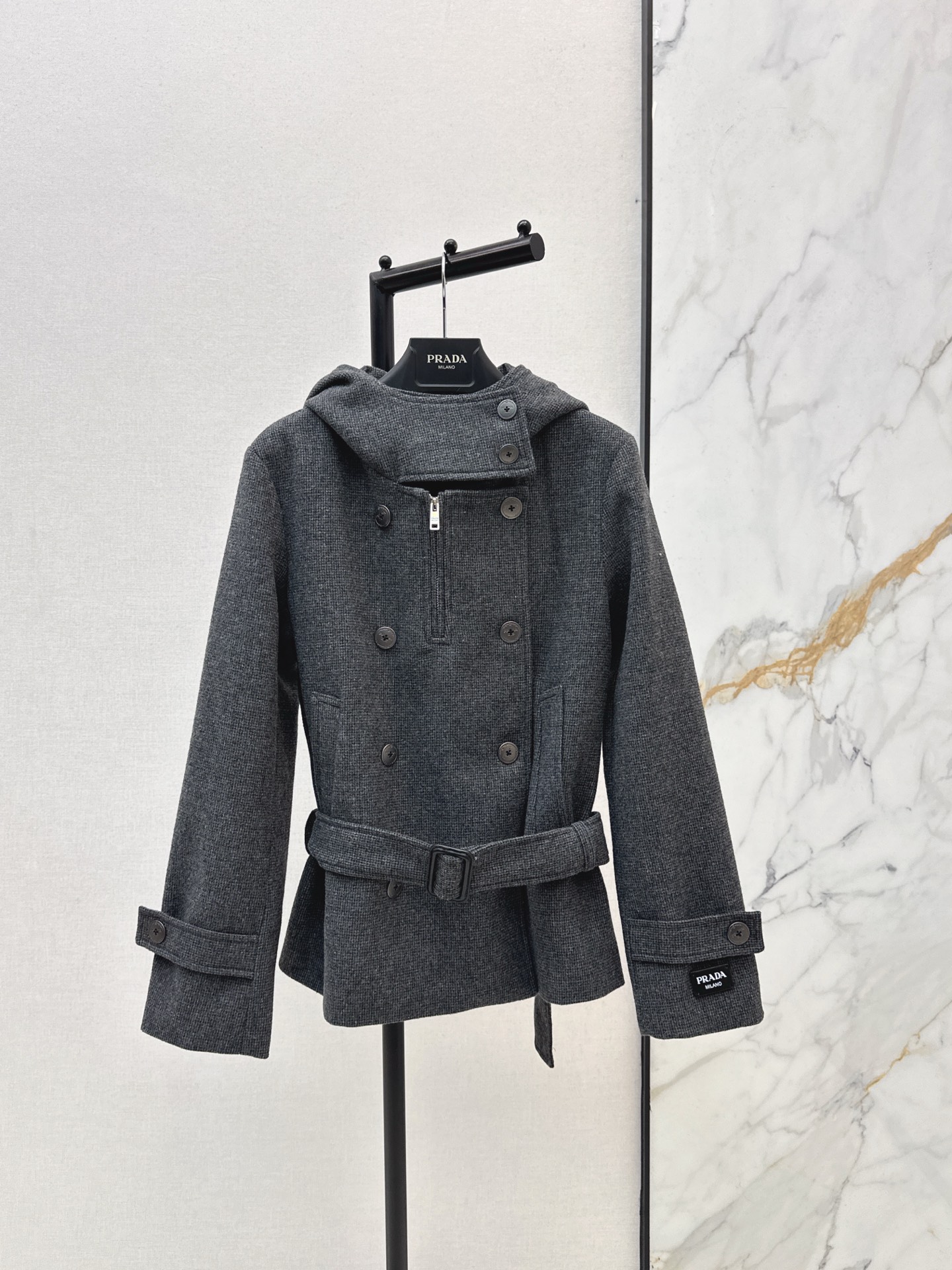 NO:629610,PD 25Ss————The latest double-breasted hooded woolen windbreaker jacket in autumn and winter. Classic and stylish. It has its own aura. The texture of the fabric is very nice. It is fashionable and high-end. The color is super positive. The upper body is white and slim. It has a cool and handsome series. The upper body is full of aura when walking. The length is just right and easy to control. One color ready for sale sml,, jackets & coats, hats, alexander wang19860909PD 25Ss————秋冬最新款双排扣连帽毛呢风衣外套 经典又有型 自带气场 面料质感很奈斯 时髦又高级 颜色超级正 上身显白又显瘦 自带酷帅感的系列 走路都带风上身气场全开 长度恰到好处 轻松驾驭 一色现货发售sml,,jackets & coats,hats,alexander wang,Women's clothing