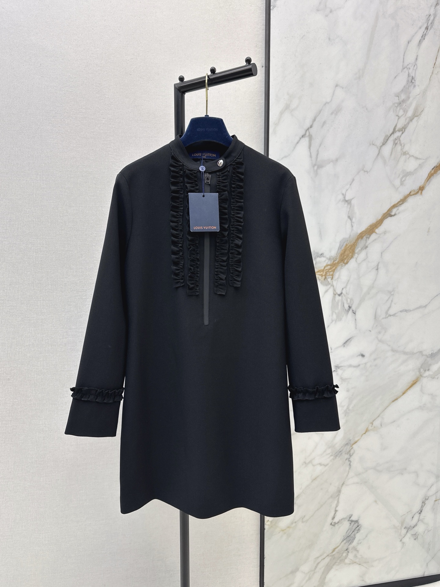 NO:629632,L's 25Ss————The latest stand-collar dress for autumn and winter. Classic design. The upper body is exquisite and capable. Easy to match. Customized imported fabrics are crisp and stylish. Full of high-end. Available in one color. smlxl, loro piana, skirts, alexander wang19860909L家 25Ss————秋冬最新款立领连衣裙 经典款设计 上身精致又干练得体 搭配起来随心应手 定制的进口面料挺括有型 满满的高级感 一色现货发售smlxl,,loro piana,skirts,alexander wang,Women's clothing