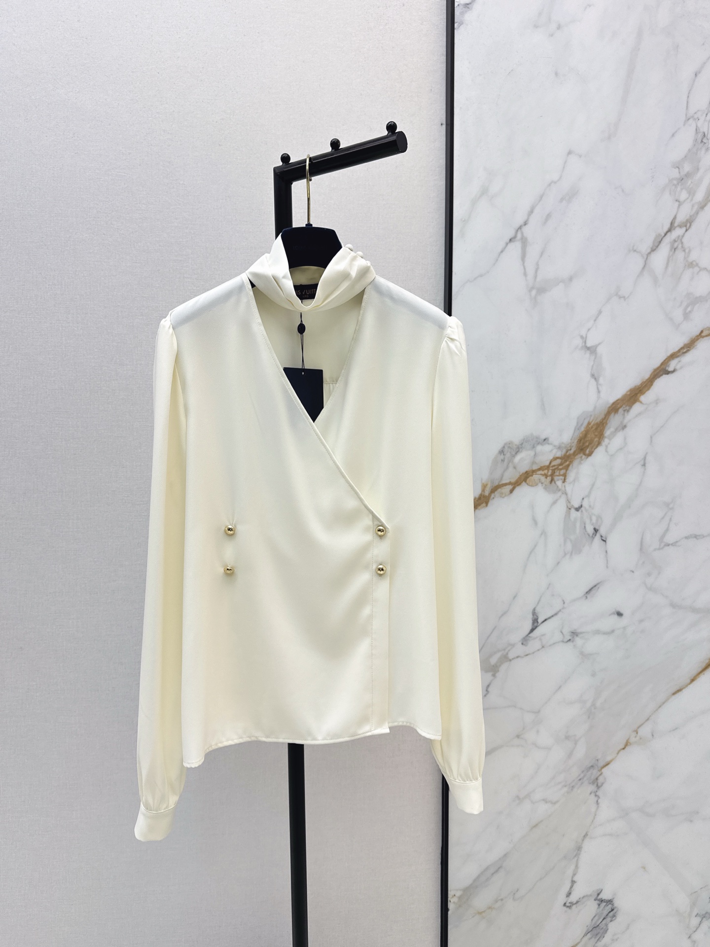 NO:629619,L Family 25Ss————The latest temperament V-neck shirt in autumn and winter is comfortable and stylish. It has an elegant temperament and a unique design. It is a timeless single product that can be perfectly controlled in all kinds of styles~High-end ready-to-wear methods, and the details are amazing. One color ready for sale smlxl, louis vuitton, shirts, alexander wang19860909L家 25Ss————秋冬最新款气质V领衬衫质感舒适又有型 优雅气质 独特设计 一款永不过时的单品 各种都能完美驾驭～高级成衣做法,细节美到爆 一色现货发售smlxl,,louis vuitton,shirts,alexander wang,Women's clothing