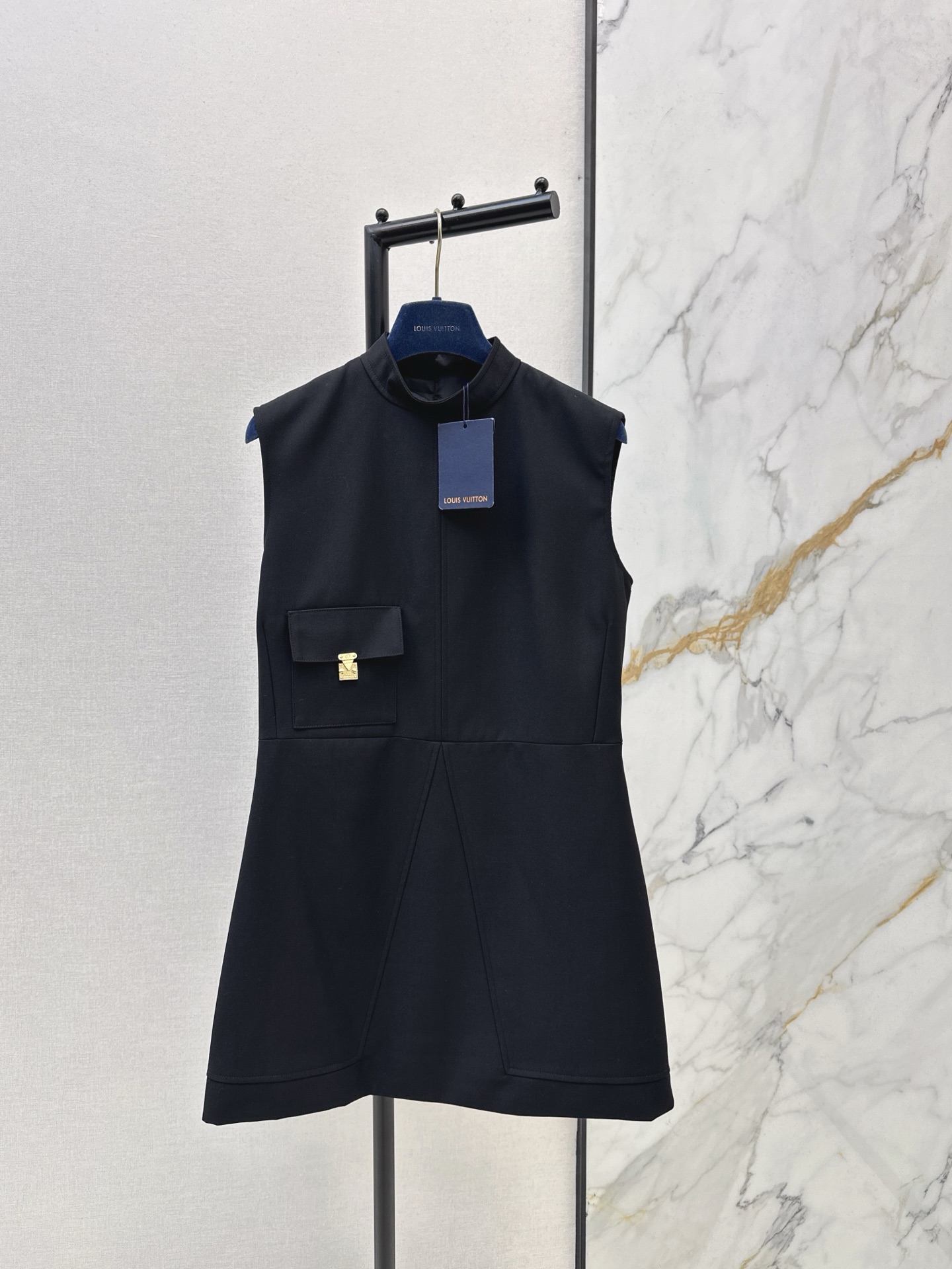 NO:629604,L Family 26Ss————The latest hardware-embellished sleeveless dress in early spring. Fashionable and low-key, with a luxurious and high-end temperament. The version is versatile and not picky. Original customized technical fabric. The quality of workmanship depends on the details. Bai Fumei must buy. One color ready for sale smlxl, louis vuitton, skirts, alexander wang19860909L家 26Ss————早春最新款五金装饰无袖连衣裙 时髦低调 气质又奢华高级 版型百搭不挑人 原版定制科技面料 做工品质看细节 白富美必入 一色现货发售smlxl,,louis vuitton,skirts,alexander wang,Women's clothing