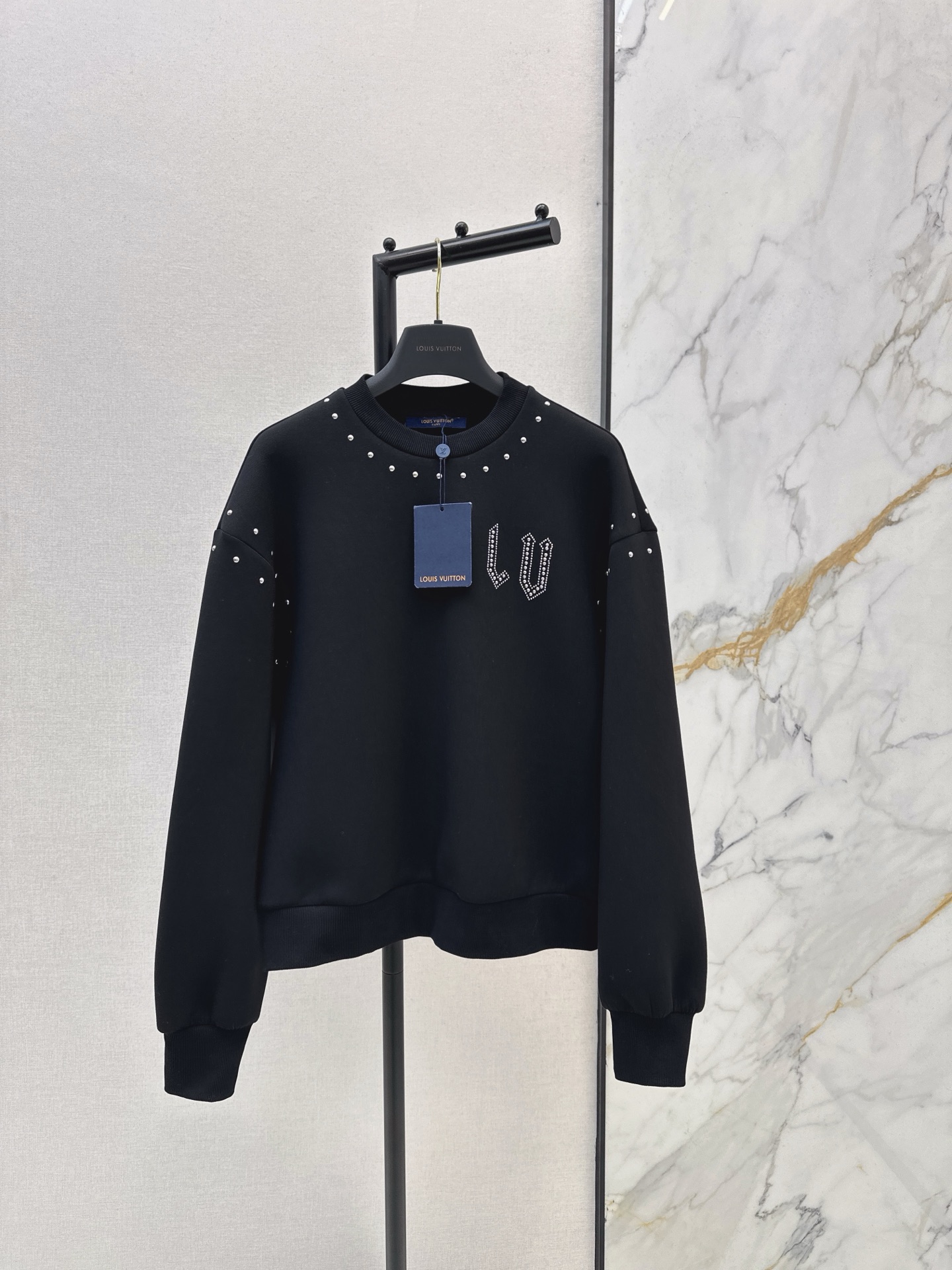 NO:629595,L Family 26Ss——————The latest round-neck sweatshirt with logo letter decoration in early spring is coming. A trendy sports style that everyone can control. It meets the dual needs of comfort and fashion and can be integrated into every daily outfit. It is playful and age-reducing and full of vitality. Available in stock in one color, smlxl,, louis vuitton, hoodie, sweatshirts, alexander wang19860909L家 26Ss—————早春最新款logo字母装饰圆领卫衣 爆款来袭 人人都能驾驭的时髦运动风 贴合舒适与时髦的双需求能融入每个日常的穿搭 俏皮减龄充满元气 一色现货发售smlxl,,louis vuitton,hoodie,sweatshirts,alexander wang,Women's clothing