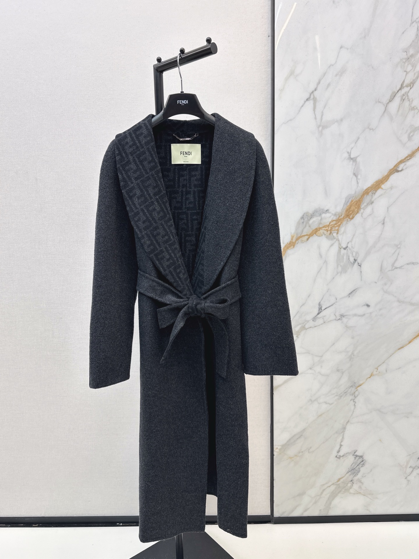 NO:629573,Equipped with dust bag, exclusive first release FD 25Ss - the latest double F double-sided nylon wool coat for autumn and winter, classic mid-length version, jacquard two-color imported wool double-sided nylon fabric, purely handmade craftsmanship, dropped shoulders, fashionable and high-end, the upper body has a French style of lazy street style, one color ready for sale sml,, alexander wang19860909配防尘袋独家首发 FD 25Ss———秋冬最新款双F双面尼羊毛大衣经典中长款版型 提花双色进口羊毛双面尼面料 纯手工制作工艺 廓形落肩 时髦又高级 上身就是法式的慵懒街头感画面 一色现货发售sml,,alexander wang,Women's clothing