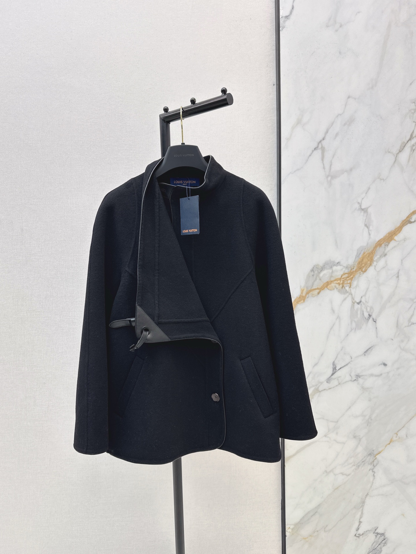 NO:629602,Equipped with dust bag, exclusively launched by L Family 25Ss - the latest double-sided nylon wool coat in autumn and winter, classic short version. Imported wool double-sided nylon fabric. Pure hand-made craftsmanship. The silhouette is dropped shoulders. Fashionable and advanced. The upper body has a French style of lazy street style. Two colors are available for sale now. SML, Louis Vuitton, Alexander Wang19860909配防尘袋独家首发 L家 25Ss———秋冬最新款双面尼羊毛大衣经典短款版型 进口羊毛双面尼面料 纯手工制作工艺 廓形落肩 时髦又高级 上身就是法式的慵懒街头感画面 两色现货发售sml,,louis vuitton,alexander wang,Women's clothing