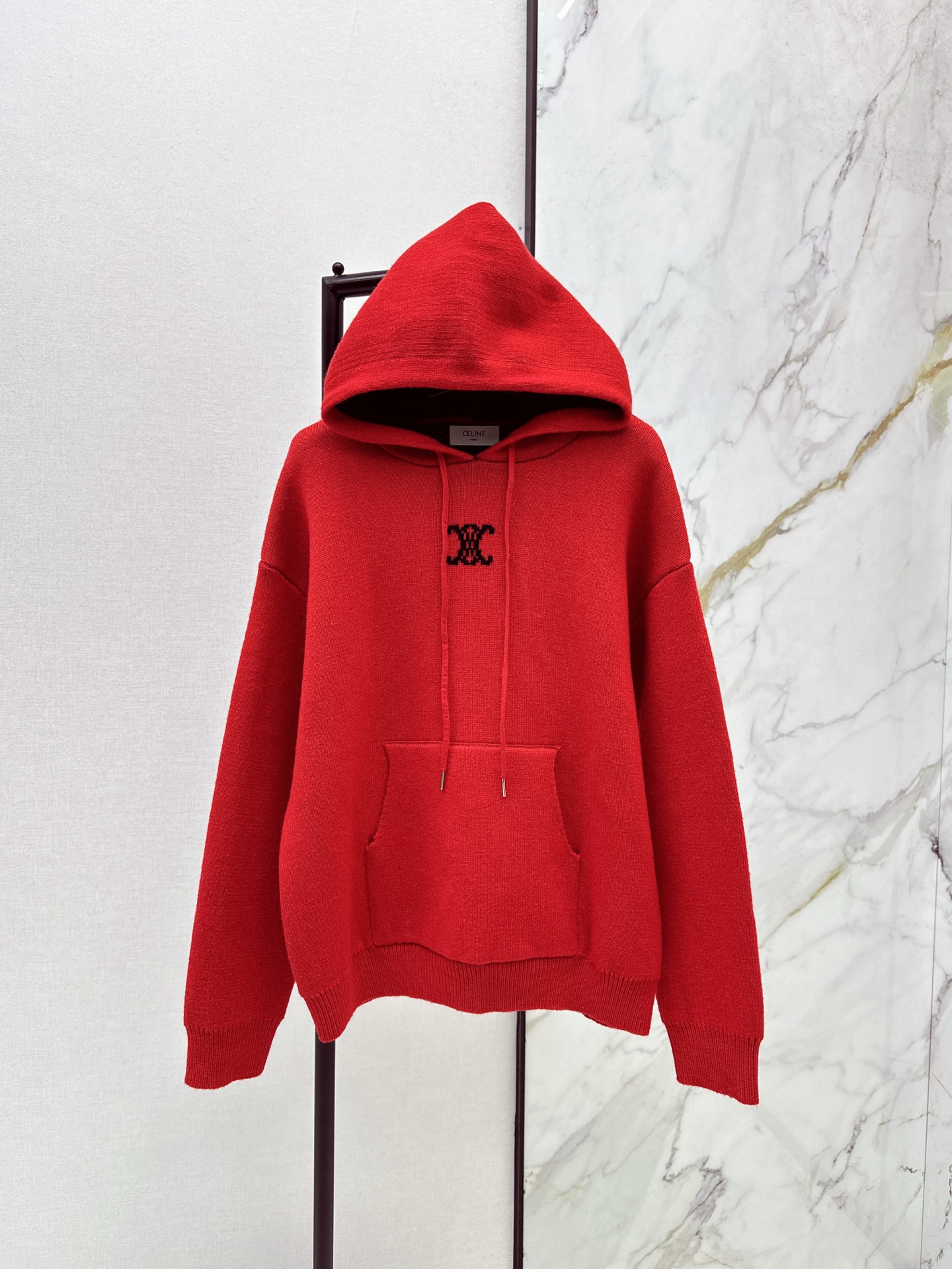 NO:629555,Ce 26Ss————The latest hooded contrasting color Triumph weave decorated loose sweater in early spring. It has a soft and waxy knitted texture. It is fluffy and airy. It fits the skin like a cloud wrapped in it. The saturation is full. It comes with a cool-toned advanced filter. The whiteness directly makes the gods shine. Yellow skin can also be white enough to shine. Two colors are available for sale now sml,,sweaters,hats,alexander wang19860909Ce 26Ss————早春最新款连帽撞色凯旋提织装饰宽松毛衣 软糯针织肌理 蓬松又有空气感 贴肤穿像裹了团云朵 饱和度拉满 自带冷调高级滤镜 显白度直接封神 黄皮穿也能白到发光 两色现货发售sml,,sweaters,hats,alexander wang,Women's clothing