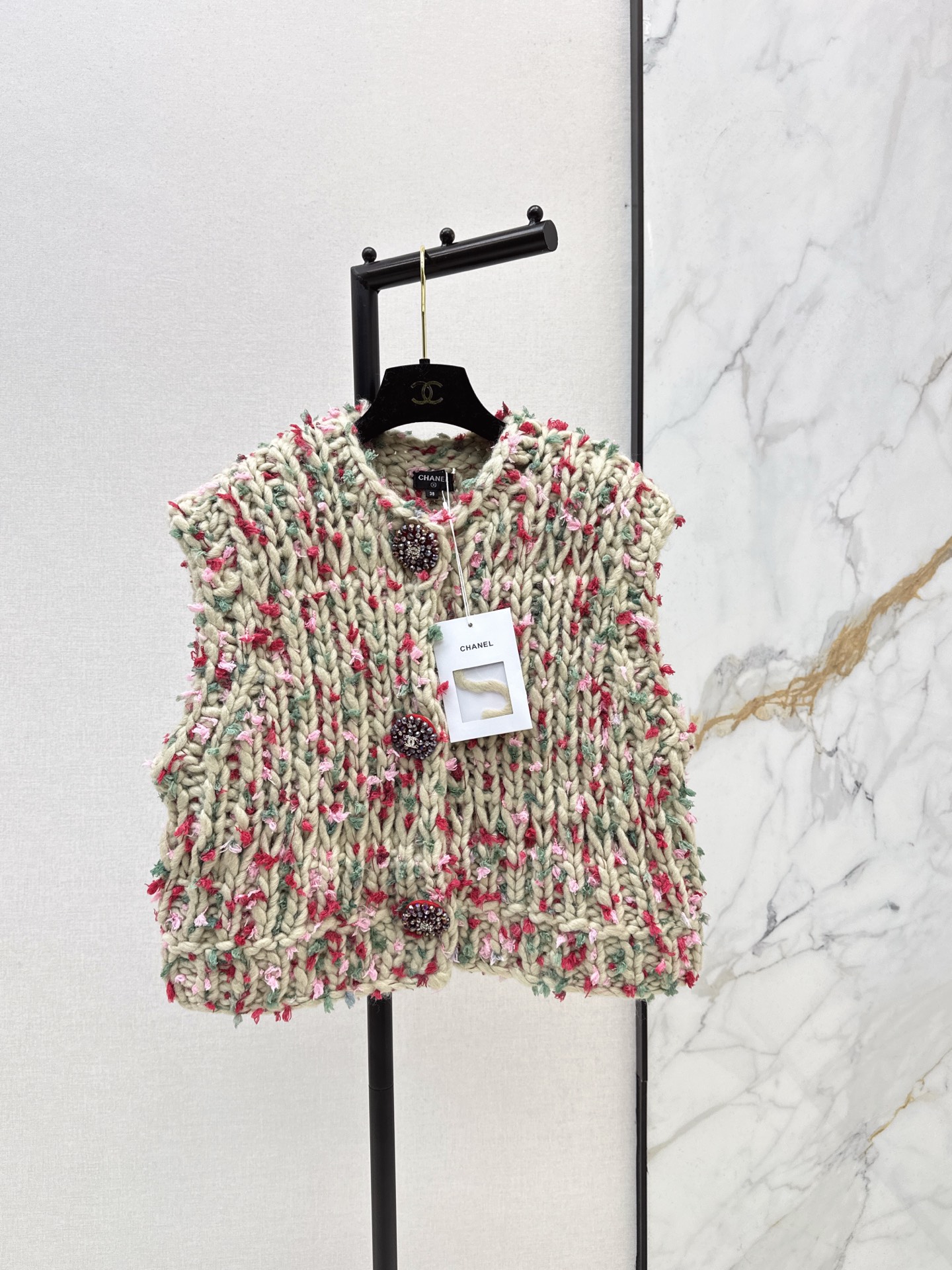 NO:629578,C Home 25Ss————The latest vintage vintage knitted vest in autumn and winter with off-white background and pink and green florals. Full marks for sweet retro style! Hand-woven with thick threads. Soft and comfortable. Double-breasted + rhinestone buttons. Exquisite details. Round neck and sleeveless design. It is elegant when layered or worn alone. Easily create a French atmosphere. One color ready for sale sml,,chanel,alexander wang19860909C家 25Ss————秋冬最新款Vintage中古针织马甲米白底色配粉绿碎花 复古甜美风满分!粗线手工编织 柔软舒适 双排扣+水钻纽扣 细节精致 圆领无袖设计 叠穿或单穿都很优雅 轻松打造法式氛围感 一色现货发售sml,,chanel,alexander wang,Women's clothing