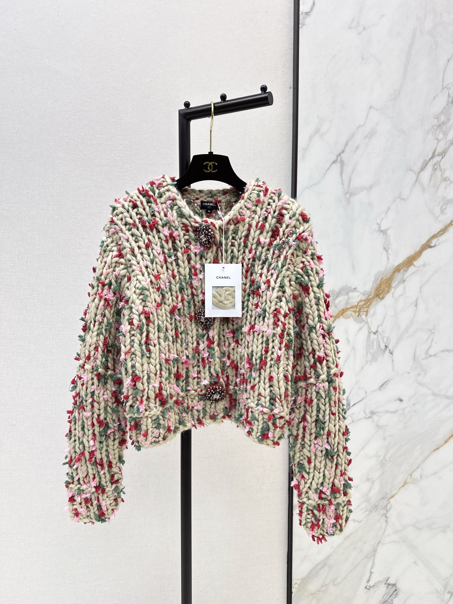 NO:629575,C Home 25Ss————The latest vintage vintage knitted cardigan for autumn and winter. Off-white background with pink and green florals. Perfect retro sweet style. Hand-woven with thick threads. Soft and comfortable. Double-breasted + rhinestone buttons. Exquisite details. Round neck and long-sleeved design. Very elegant when worn layered or worn alone. Easily create a French atmosphere!  One color spot sale sml,,chanel,alexander wang19860909C家 25Ss————秋冬最新款Vintage中古针织开衫 米白底色配粉绿碎花 复古甜美风满分 粗线手工编织 柔软舒适 双排扣+水钻纽扣 细节精致 圆领长袖设计 叠穿或单穿都很优雅 轻松打造法式氛围感！一色现货发售sml,,chanel,alexander wang,Women's clothing