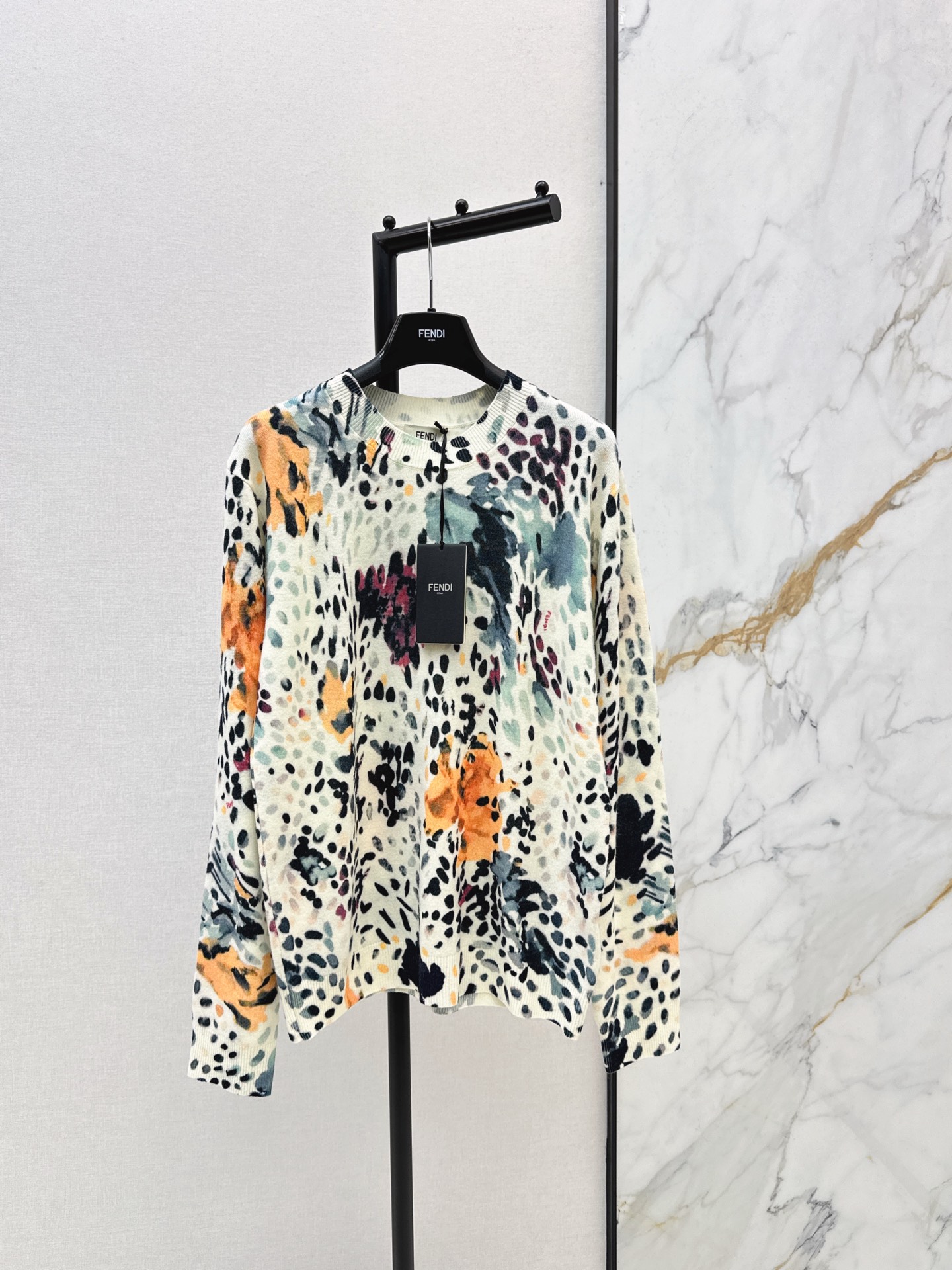 NO:629567,FD 25Ss————The latest pullover color oil painting knitted long-sleeved sweater in autumn and winter is made of custom-made wool yarn. The texture is high-end, comfortable and soft. Round-neck pullover sweater tailoring. Flat stitch and delicate texture. The whole body is threaded. Easily highlight the full texture of details. The whole body oil painting technique is presented. The basic pattern with black dots on a white background. It is like a combination of animal fur texture and flower shape. Exquisite and stylish. One color ready for sale sml,,sweaters,alexander  wang19860909FD 25Ss————秋冬最新款套头彩色油画针织长袖毛衣定制羊毛纱线织造 质感高级舒适柔软 圆领套头毛衣剪裁 平针细腻肌理 大身通体螺纹包边 轻松突出满分细节质感 通体油画手法呈现 配合白底黑点的基础图案 仿佛动物皮毛纹理和花朵造型的结合 精致有格调 一色现货发售sml,,sweaters,alexander wang,Women's clothing