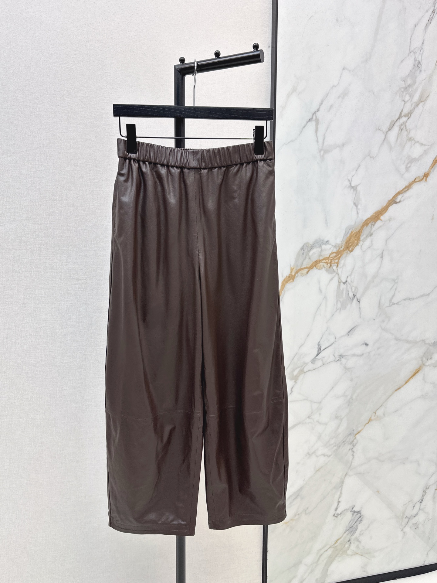 NO:629549,Row 26Ss————The latest new style of elastic nine-point leather pants in early spring, made of 100% lambskin fabric. The texture is great. The elastic waist design is also very considerate. It is easy to control. The cut of the very leg-slimming version makes the legs straight and long. It is simply the 'leg essence'. Two colors are available in stock mlxlxxl (M size waist 68, hip 106, pants length 88),,sheepskin,alexander wang19860909Row 26Ss————早春最新款新款松紧九分皮裤百分百小羊皮面料 质感超棒 松紧腰的设计也超贴心 轻松驾驭 很修腿型的版型剪裁 显得腿又直又长 简直就是“腿精”本精 两色现货发售mlxlxxl（ M码腰围68 臀围106 裤长88）,,sheepskin,alexander wang,Women's clothing