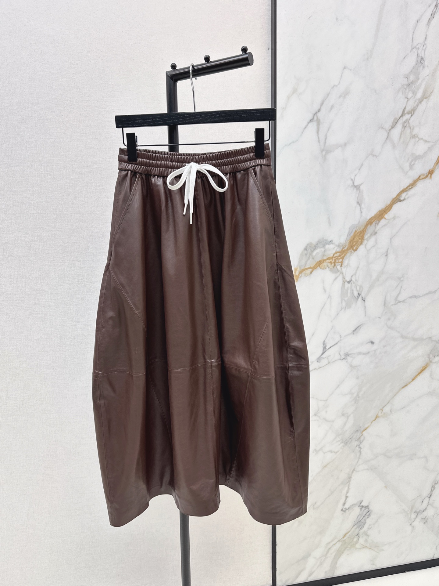 NO:629537,Row 26Ss————The latest new elastic waist skirt in early spring is made of 100% lambskin fabric. The texture is great. The elastic waist design is also very considerate. It is easy to control. Very versatile flower bud cut. Two colors are available in stock. mlxlxxl (M size waist 66, skirt length 86, skirts, sheepskin, alexander wang19860909Row 26Ss————早春最新款新款松紧腰半裙百分百小羊皮面料 质感超棒 松紧腰的设计也超贴心 轻松驾驭 很百搭的花苞版型剪裁 两色现货发售mlxlxxl（M码腰围66 裙长86,,skirts,sheepskin,alexander wang,Women's clothing