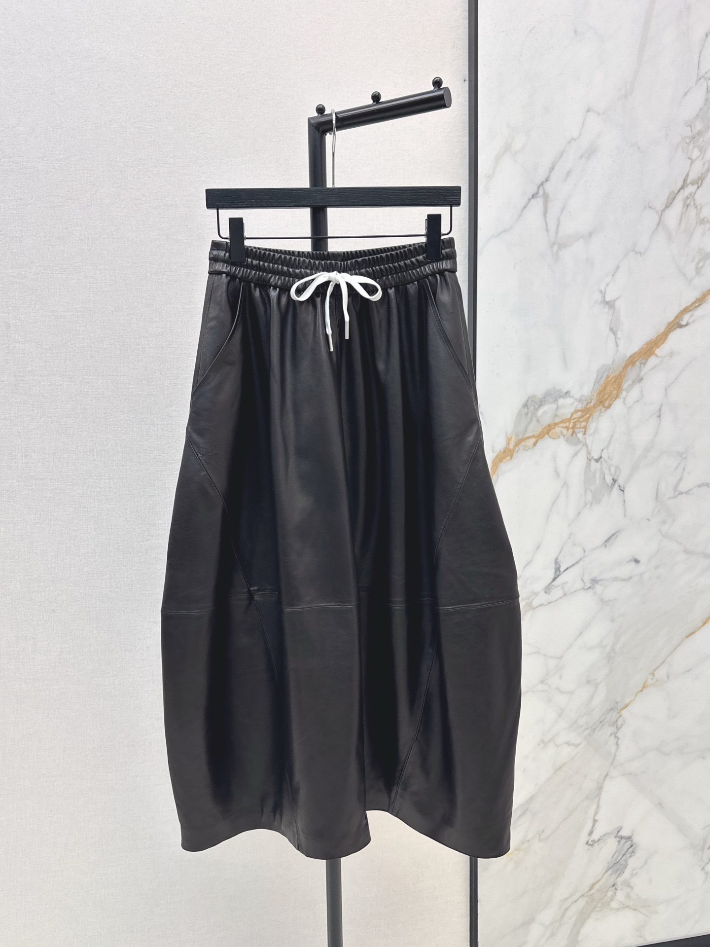 NO:629530,Row 26Ss————The latest new elastic waist skirt in early spring is made of 100% lambskin fabric. The texture is great. The elastic waist design is also very considerate. It is easy to control. Very versatile flower bud tailoring. Two colors are available in stock. mlxlxxl (M size waist 66, skirt length 86) black, skirts, sheepskin, alexander wang19860909Row 26Ss————早春最新款新款松紧腰半裙百分百小羊皮面料 质感超棒 松紧腰的设计也超贴心 轻松驾驭 很百搭的花苞版型剪裁 两色现货发售mlxlxxl（M码腰围66 裙长86）黑,,skirts,sheepskin,alexander wang,Women's clothing
