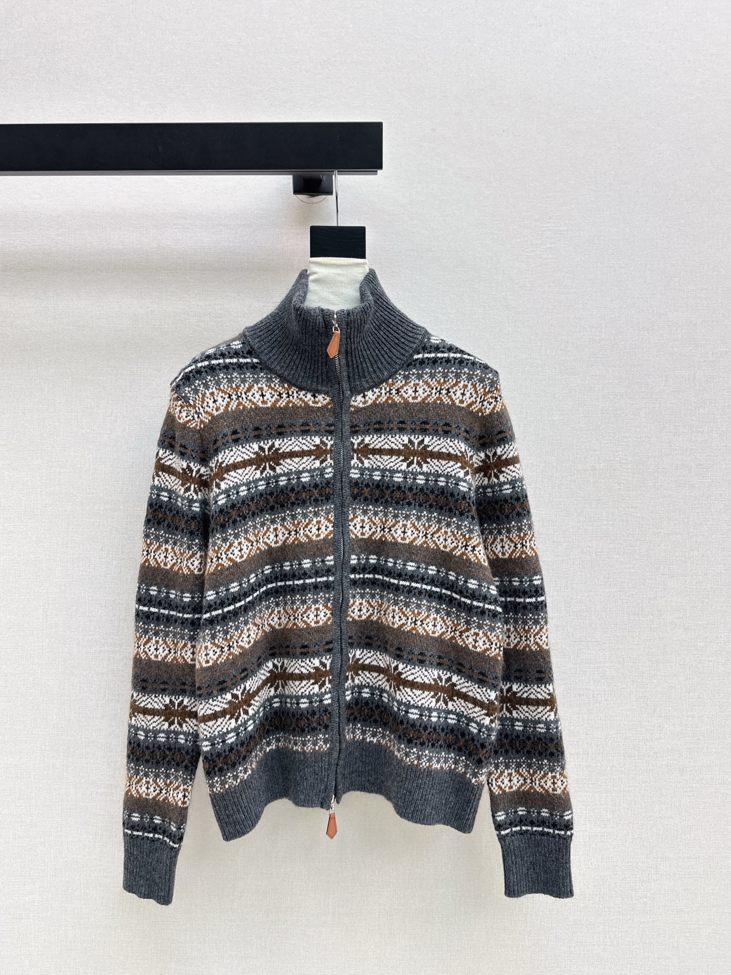 NO:629516,300L 26Ss————The latest retro Fair Isle pattern wool stand-up collar cardigan in early spring is retro and fashionable. It has a sense of atmosphere. If you like retro style, don’t miss it. The color scheme is very beautiful and very classic. The version is not picky. It uses wool yarn and is matched with hardware buttons. It has a sense of detail. One color is available in stock sml, loro piana, alexander wang19860909300L 26Ss————早春最新款复古费尔岛图案羊毛立领开衫复古时髦 很有氛围感 喜欢复古风的不要错过了 配色很好看 非常经典 版型也不挑人 采用羊毛纱线 搭配五金钮扣 很有细节感 一色现货发售sml,,loro piana,alexander wang,Women's clothing