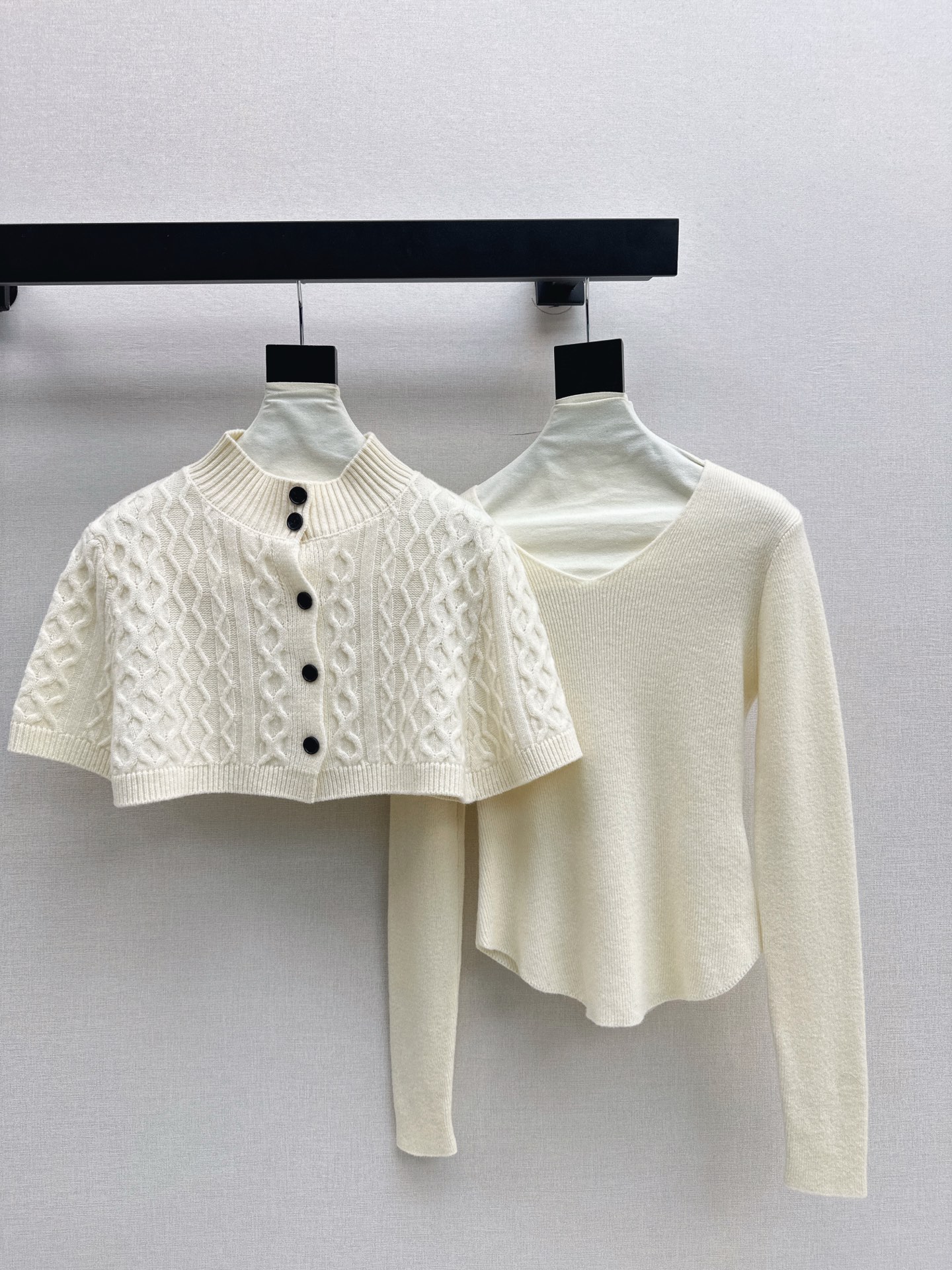 NO:629559,C Home 25Ss————The latest round neck knitted cape two-piece sweater set in autumn and winter is made of custom-made wool yarn. The texture is high-end, comfortable and soft. Dense knitting with hanging shoulder details. It looks relaxed and luxurious like a shawl. Three-dimensional flower decoration on the chest. Loose silhouette. Simple and versatile for daily use in autumn and winter. Fashionable and foreign style. Three colors available for sale sml,,chanel,sweaters,shawls,alexander wang19860909C家 25Ss————秋冬最新款圆领针织斗篷两件套毛衣定制羊毛纱线织造 质感高级舒适柔软 密实针织搭配垂坠落肩细节 穿出披肩般的松弛华贵 胸前立体花朵装饰 宽松廓形版型 秋冬日常简约百搭 时髦洋气 三色现货发售sml,,chanel,sweaters,shawls,alexander wang,Women's clothing