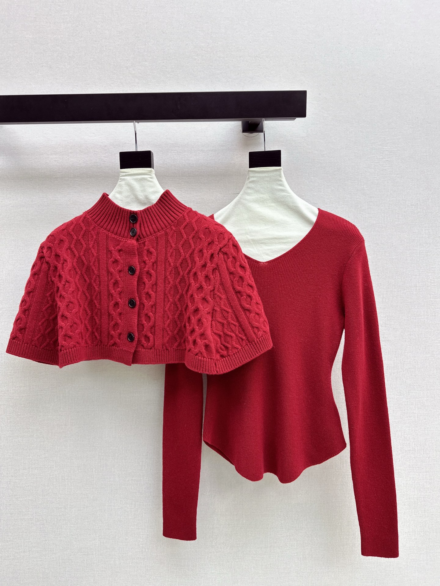 NO:629554,C Home 25Ss————The latest round neck knitted cape two-piece sweater set in autumn and winter is made of custom-made wool yarn. The texture is high-end, comfortable and soft. Dense knitting with hanging shoulder details. It looks relaxed and luxurious like a shawl. Three-dimensional flower decoration on the chest. Loose silhouette. Simple and versatile for daily use in autumn and winter. Fashionable and foreign style. Three colors available for sale sml,,chanel,sweaters,shawls,alexander wang19860909C家 25Ss————秋冬最新款圆领针织斗篷两件套毛衣定制羊毛纱线织造 质感高级舒适柔软 密实针织搭配垂坠落肩细节 穿出披肩般的松弛华贵 胸前立体花朵装饰 宽松廓形版型 秋冬日常简约百搭 时髦洋气 三色现货发售sml,,chanel,sweaters,shawls,alexander wang,Women's clothing