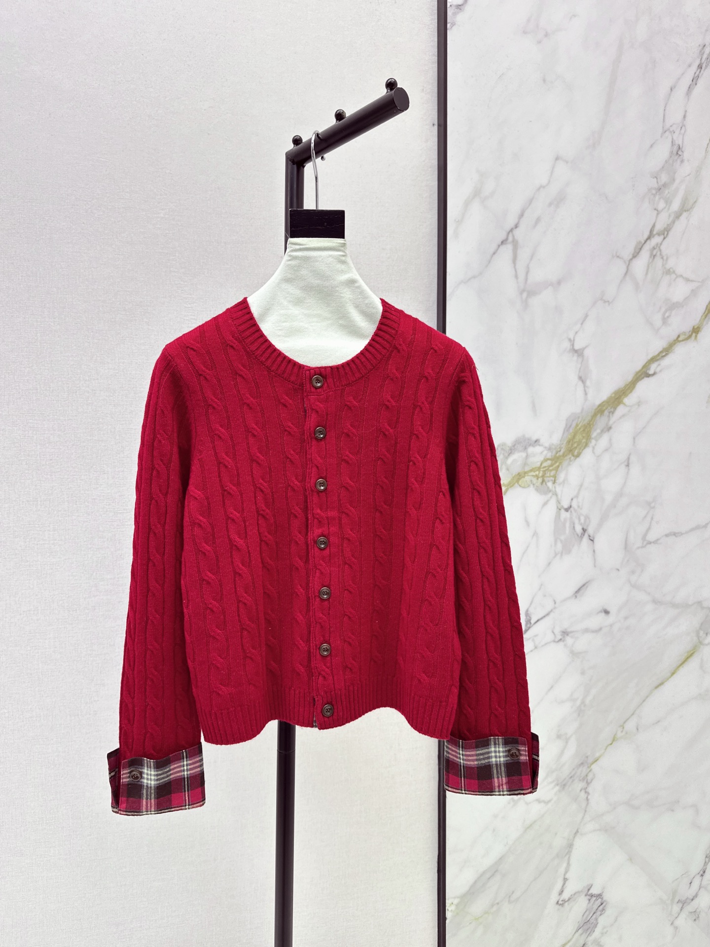 NO:629542,Exclusive model~~Bur 25Ss————The latest autumn and winter spliced ​​plaid decorated knitted cardigan with gentle retro style~~Classic small round neck, casual and versatile, you can match the basic colors casually and you can’t go wrong!  This basic style is the key point. It looks good when worn alone or layered. The plaid stitching on the cuffs is beautiful and more durable. Three colors are available in stock. sml 0,,burberry,alexander wang19860909独家款～～Bur 25Ss————秋冬最新款拼接格纹装饰针织开衫温柔复古风～～经典小圆领休闲百搭 基础色随意搭配都不会出错！这种基础款版型是重点 单穿叠穿都好看 袖口拼接格纹做法美观的同时更经久耐穿 三色现货发售sml 0,,burberry,alexander wang,Women's clothing