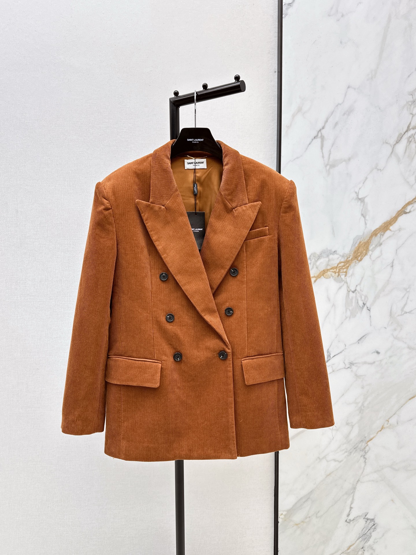 NO:629536,Winter ace matching SLP 25Ss - the latest retro corduroy jacket in autumn and winter. Warm and retro corduroy is of course a must-have. It carries the winter atmosphere. It is a versatile king. Made of thickened corduroy fabric. Easy-to-control style tailoring. It can be paired with sweaters, sweatshirts and coats. Available in stock in one color. SML, loro piana, hoodie, sweatshirts, jackets & coats, sweaters, alexander wang19860909冬季王牌搭配 SLP 25Ss———秋冬最新款复古灯芯绒外套温暖复古的灯芯绒当然要入 冬季的氛围感扛把子 妥妥的百搭王者 采用加厚的灯芯绒面料 好驾驭的版型剪裁 搭配毛衣卫衣大衣都OK 一色现货发售sml,,loro piana,hoodie,sweatshirts,jackets & coats,sweaters,alexander wang,Women's clothing