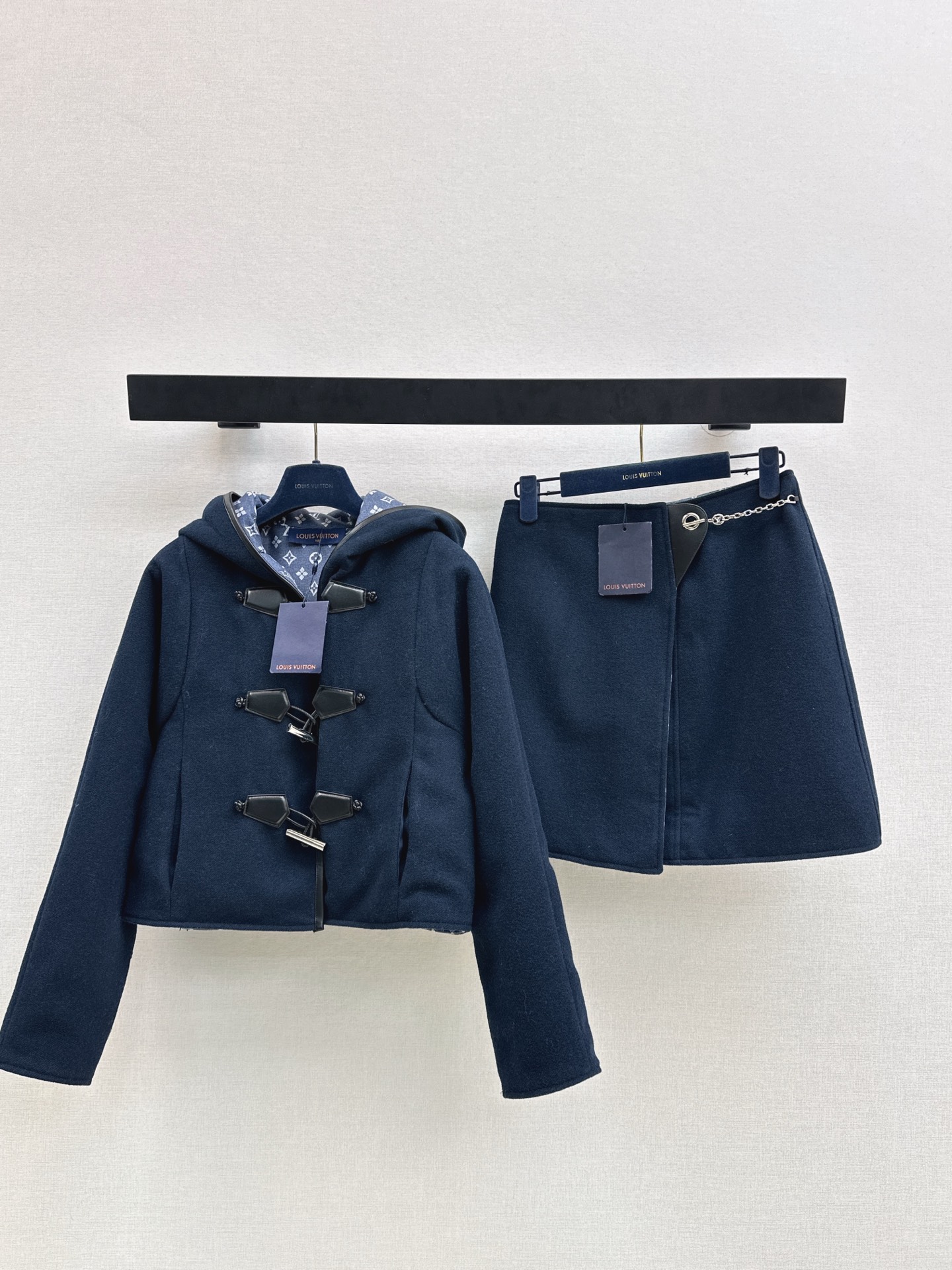 NO:651986,L's 25Ss————The latest ladylike suit in autumn and winter, short hooded jacket + A-line skirt. Imported wool material. High quality, warm and skin-friendly. Lined with four-leaf clover letter logo. Short and loose version. Relaxed college style is more eye-catching and fashionable. It can be worn as a top or alone to show a fashionable and foreign style. Developed in one color. Ready for sale. SML jackets, louis vuitton, skirts, jackets  & coats,hats,alexander wang19860909L家 25Ss————秋冬最新款名媛气质套装小短款连帽外套+A字半裙 进口羊毛呢材质 质感上乘保暖亲肤 内衬满铺四叶草字母徽标 短款宽松版型 穿搭松弛学院风格更吸睛时髦 一套上身或单穿均能呈现时髦洋气穿搭风格 一色分开发 现货发售sml 外套,,louis vuitton,skirts,jackets & coats,hats,alexander wang,Women's clothing