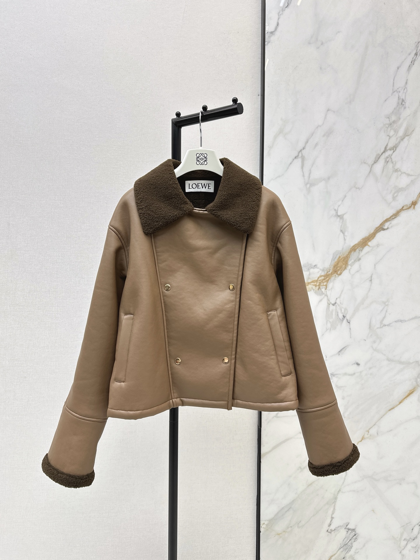 NO:654452,Loe 25Ss————The latest lamb hair motorcycle jacket for autumn and winter. Dark coffee leather with apricot plush collar. Retro warm tones with a sense of relaxation. Light brown soft leather with dark brown lamb wool. Cool and dignified, suitable for various occasions. Soft lamb wool wraps up the cold. The neat silhouette brings out the casual atmosphere. This is probably a versatile item in the autumn and winter wardrobe. Two colors are available for sale at smlxl,,loewe,jackets &  coats,alexander wang19860909Loe 25Ss————秋冬最新款羊羔毛机车外套 深咖皮质搭配奶杏毛绒领 复古暖调自带松弛感 浅棕软皮搭配深棕羊羔毛 清冷显贵适配各种场合 软乎乎的羊羔毛裹住寒意 利落版型衬出随性气场 这大概就是秋冬衣橱里的百搭单品 两色现货发售smlxl,,loewe,jackets & coats,alexander wang,Women's clothing