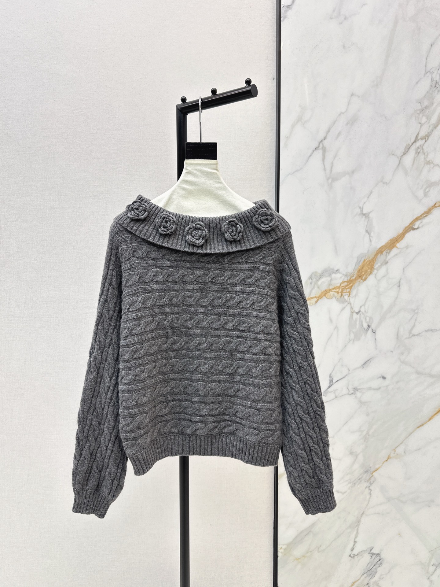 NO:654461,C Home 26Ss————The latest one-neck pullover sweater in early spring, customized wool yarn knitted fabric, three-dimensional flower decoration, aesthetic bonus, one-shoulder neckline exposing the shoulders and neck, making it slimmer and more feminine, highlighting high-end positioning and fashion tonality, regular version, creating a gentle and tranquil literary atmosphere. Three colors available for sale sml,,chanel,sweaters,alexander wang19860909C家 26Ss————早春最新款一字领套头毛衣定制羊毛纱线针织面料 立体花朵装饰 美感加分 一字肩领口露出肩颈更显瘦显女人味 彰显高级定位和时尚调性 常规版型 打造温柔恬静的文艺氛围感 三色现货发售sml,,chanel,sweaters,alexander wang,Women's clothing