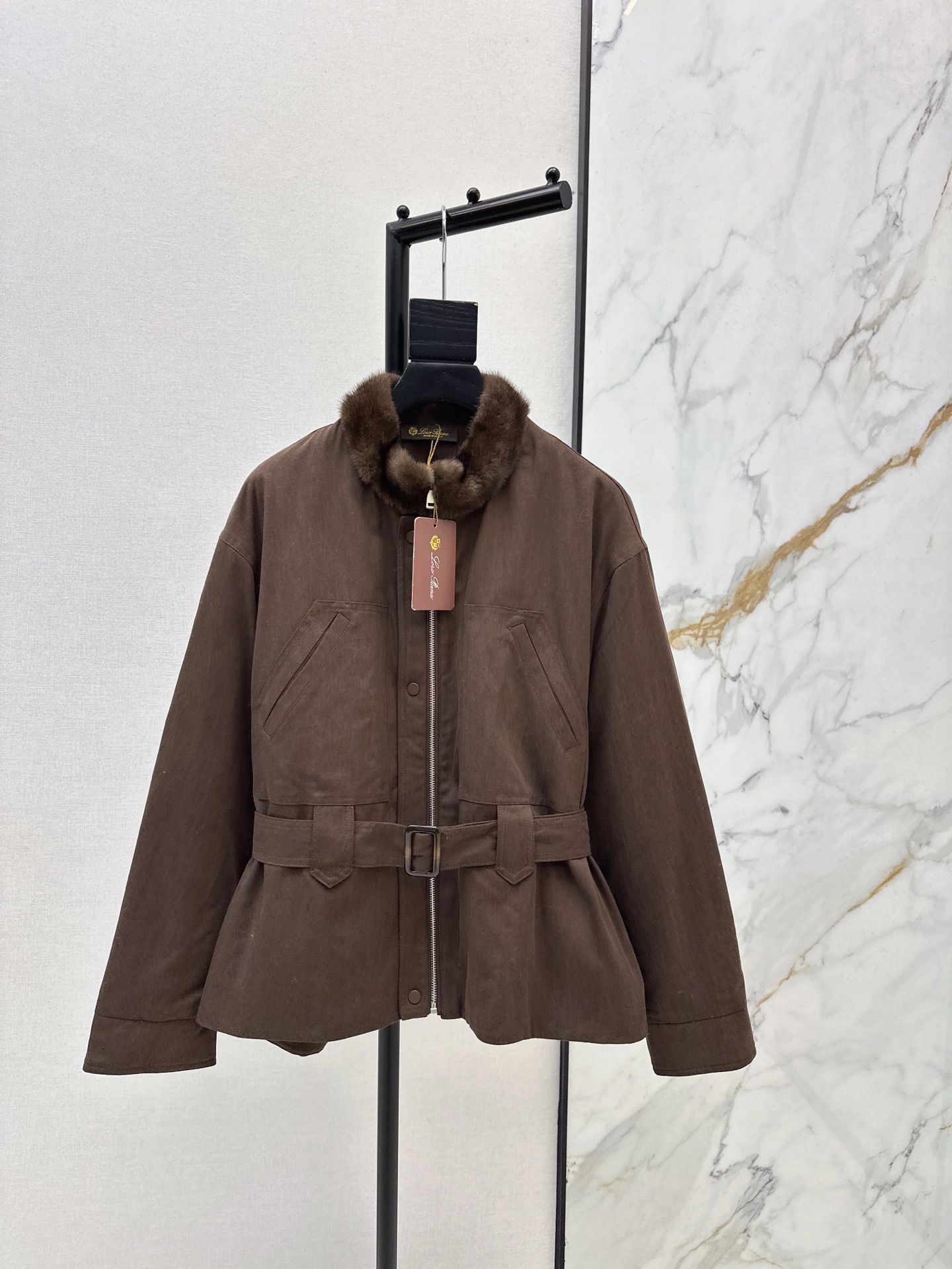 NO:654451,Exclusive model with dust bag ~ LP 25Ss - the latest autumn and winter down jacket with mink fur collar decoration and mink stand-up collar design to add a luxurious atmosphere. The interior is filled with 90 white goose down. The outer shell is made of imported cotton shock fabric. It is very windproof and warm. It is both special and fashionable. Two colors are available in stock. sml 0,, loro piana, jackets & coats, down jacket, alexander wang19860909配防尘袋独家款～ LP 25Ss———秋冬最新款水貂毛领装饰羽绒外套拼接水貂立领设计 增添奢华气息 内里填充90白鹅绒 外壳进口棉质冲锋面料 防风和保暖性都很强 既特别又时髦 两色现货发售sml 0,,loro piana,jackets & coats,down jacket,alexander wang,Women's clothing