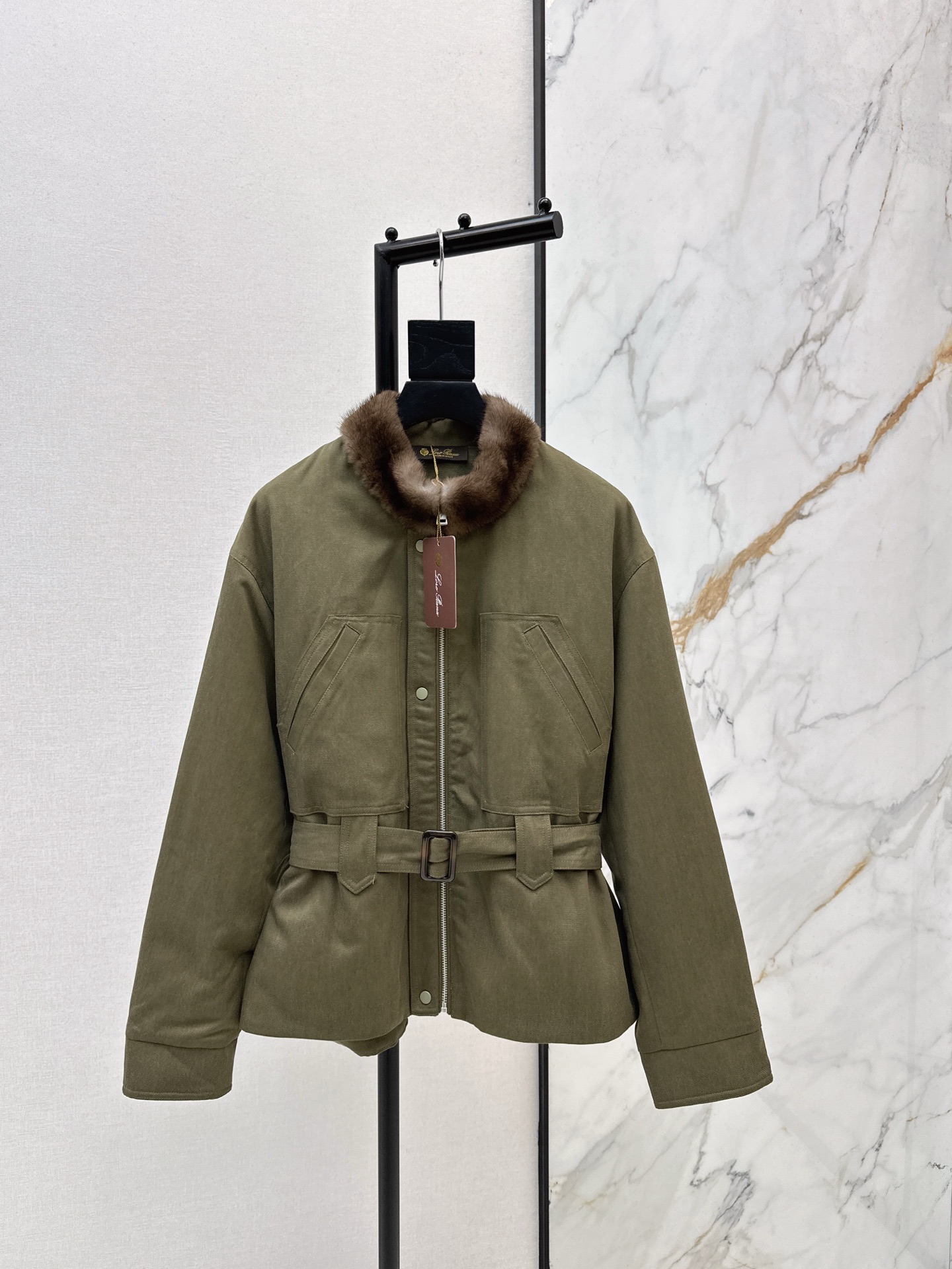 NO:654445,Exclusive model with dust bag ~ LP 25Ss - the latest autumn and winter down jacket with mink fur collar decoration and mink stand-up collar design, adding a luxurious atmosphere. The interior is filled with 90 white goose down. The outer shell is made of imported cotton shock fabric. It is very windproof and warm. It is both special and fashionable. Two colors are available in stock. sml,, loro piana, jackets & coats, down jacket, alexander wang19860909配防尘袋独家款～ LP 25Ss———秋冬最新款水貂毛领装饰羽绒外套拼接水貂立领设计 增添奢华气息 内里填充90白鹅绒 外壳进口棉质冲锋面料 防风和保暖性都很强 既特别又时髦 两色现货发售sml,,loro piana,jackets & coats,down jacket,alexander wang,Women's clothing