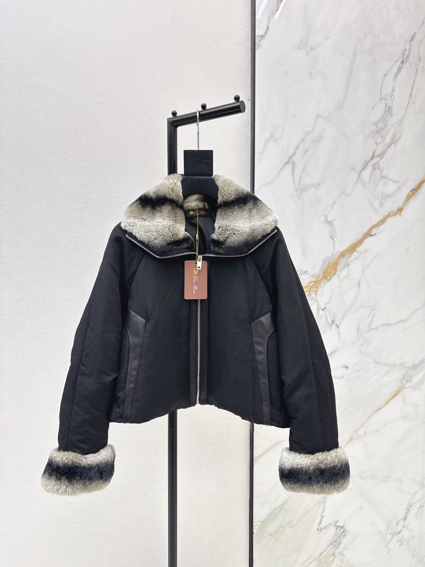 NO:654439,Exclusive model with dust bag ~ LP 25Ss - the latest rex rabbit fur spliced ​​down jacket for autumn and winter. Luxurious imported rex rabbit fur collar for splicing. Elegant and luxurious. Korean imported fabrics, full of comfort. Filled with white goose down inside. Light and warm. It is fashionable and beautiful in winter. Available in one color. SML, loro piana, jackets & coats, down jacket, alexander wang19860909配防尘袋独家款～ LP 25Ss———秋冬最新款獭兔毛拼接羽绒服外套奢华的进口獭兔毛领做拼接 雍容华贵 韩国进口面料 舒适感拉满 内里填充白鹅绒 轻盈又保暖 冬天这么一件又潮又美 一色现货发售sml,,loro piana,jackets & coats,down jacket,alexander wang,Women's clothing