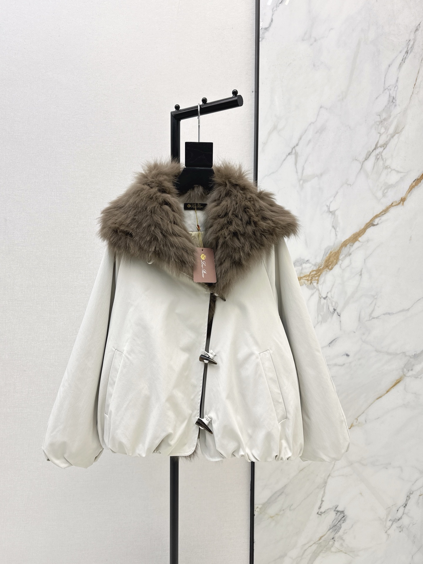 NO:654433,Exclusive model ~ LP 25Ss————The latest fox fur large lapel patchwork jacket in autumn and winter. This winter jacket will be the entry-level style to start the deep winter. This Korean version of the large lapel jacket is very tolerant and can be easily controlled by anyone. The large lapel fur collar is quite atmospheric and has a proper sense of luxury. Special windproof and cold-resistant fabric. White goose down filling. The temperature is firmly locked. Three colors are on sale now. SML, loro piana, jackets &  coats,alexander wang19860909独家款～ LP 25Ss————秋冬最新款狐狸毛大翻领拼接派克服外套今年的冬天派克服将是开启深冬的入门款 这款韩版的大翻领派克服 包容性很强 谁都可以轻松驾驭 大翻领毛领是相当的大气 妥妥的土豪即视感 特殊防风抗寒面料 白鹅绒填充 温度牢牢锁住 三色现货发售sml,,loro piana,jackets & coats,alexander wang,Women's clothing