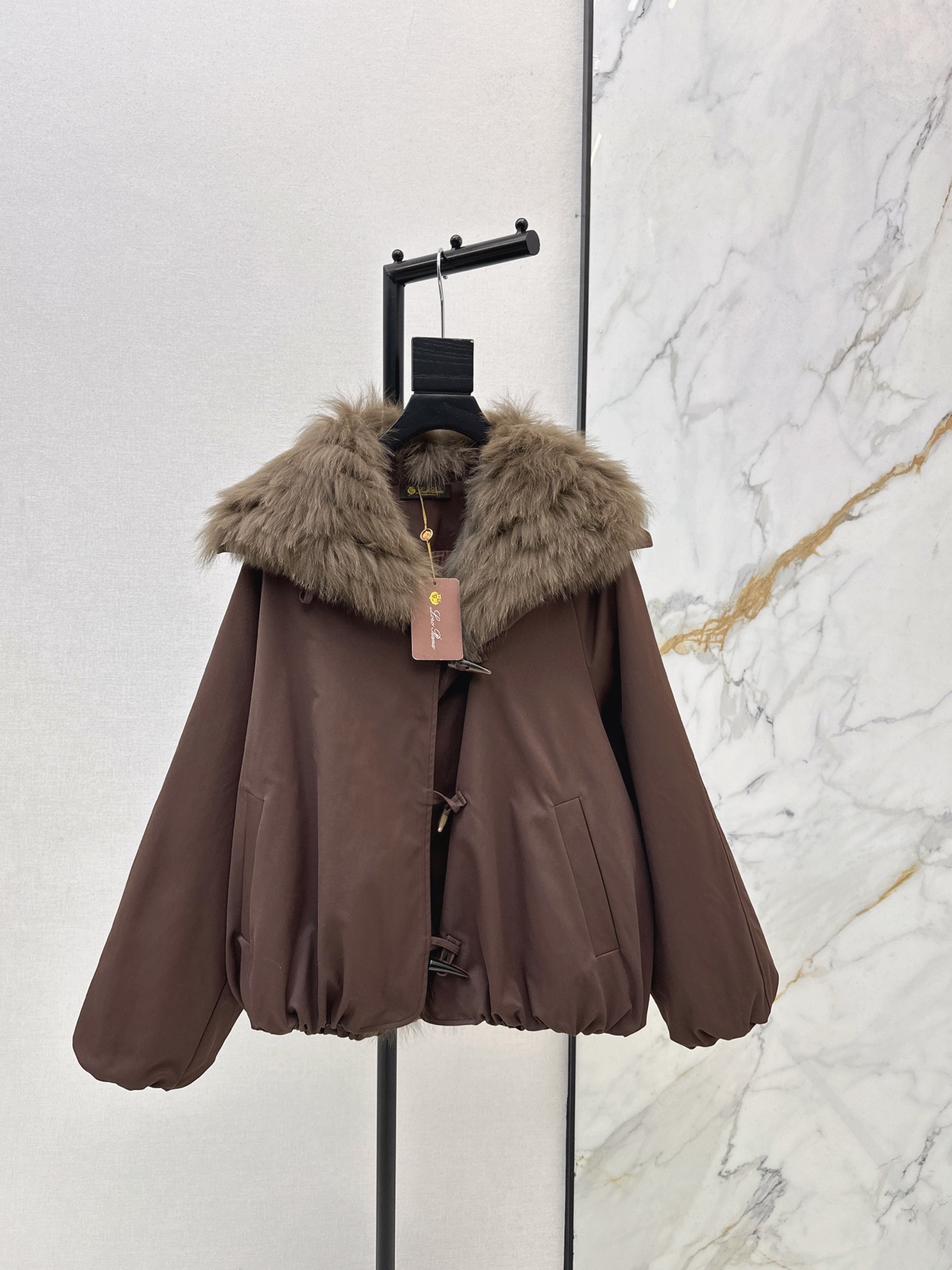 NO:654447,Exclusive model ~ LP 25Ss————The latest fox fur large lapel patchwork jacket in autumn and winter. This winter jacket will be the entry-level style to start the deep winter. This Korean version of the large lapel jacket is very tolerant and can be easily controlled by anyone. The large lapel fur collar is quite atmospheric and has a proper sense of luxury. Special windproof and cold-resistant fabric. White goose down filling. The temperature is firmly locked. Three colors are on sale now. SML, loro piana, jackets &  coats,alexander wang19860909独家款～ LP 25Ss————秋冬最新款狐狸毛大翻领拼接派克服外套今年的冬天派克服将是开启深冬的入门款 这款韩版的大翻领派克服 包容性很强 谁都可以轻松驾驭 大翻领毛领是相当的大气 妥妥的土豪即视感 特殊防风抗寒面料 白鹅绒填充 温度牢牢锁住 三色现货发售sml,,loro piana,jackets & coats,alexander wang,Women's clothing