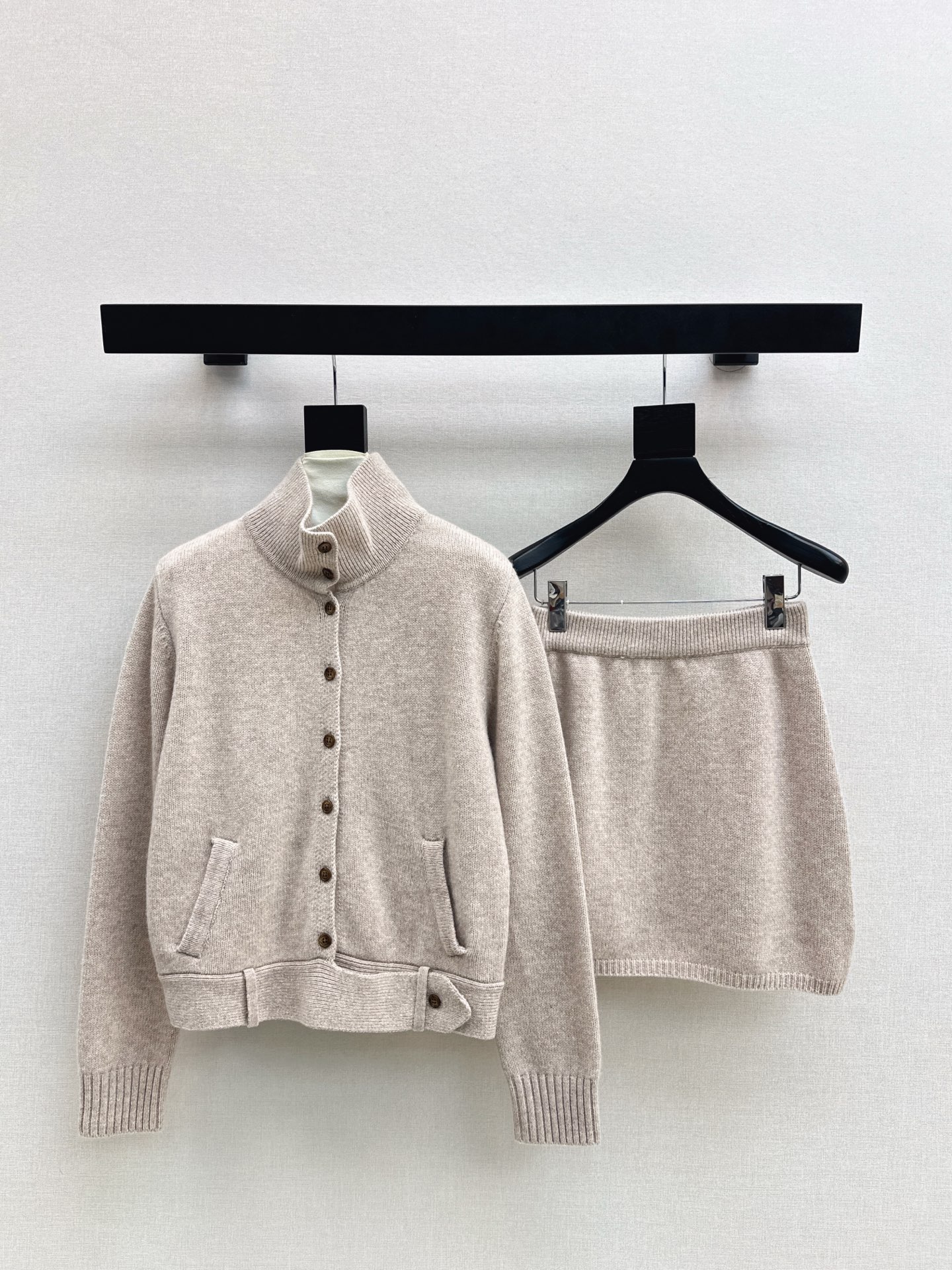 NO:654418,Exclusive model Max 26Ss - the latest must-have lazy suit for early spring. Stand-up collar wool jacket + elastic waist skirt. Custom-dyed wool yarn. Full of fluffiness. The texture is soft and delicate without pricking the skin. A fashionable and casual outfit. Highly recommended for daily wear. The fit version is not bloated. The upper body is not bloated. Very eye-catching. It is also a fashionable item to match separately. Available in one set. Two colors available for sale sml, skirts, jackets & coats, alexander  wang19860909独家款 Max 26Ss————早春最新款必备慵懒套装 立领羊毛夹克+松紧腰半裙 定染羊毛纱线 蓬松感十足 质感柔软细腻不扎皮肤 时髦休闲范的一套搭配 日常穿很推荐 比较合体的版型 上身不会臃肿 非常吸睛 分开搭配也是时髦单品 一套出 两色现货发售sml,,skirts,jackets & coats,alexander wang,Women's clothing