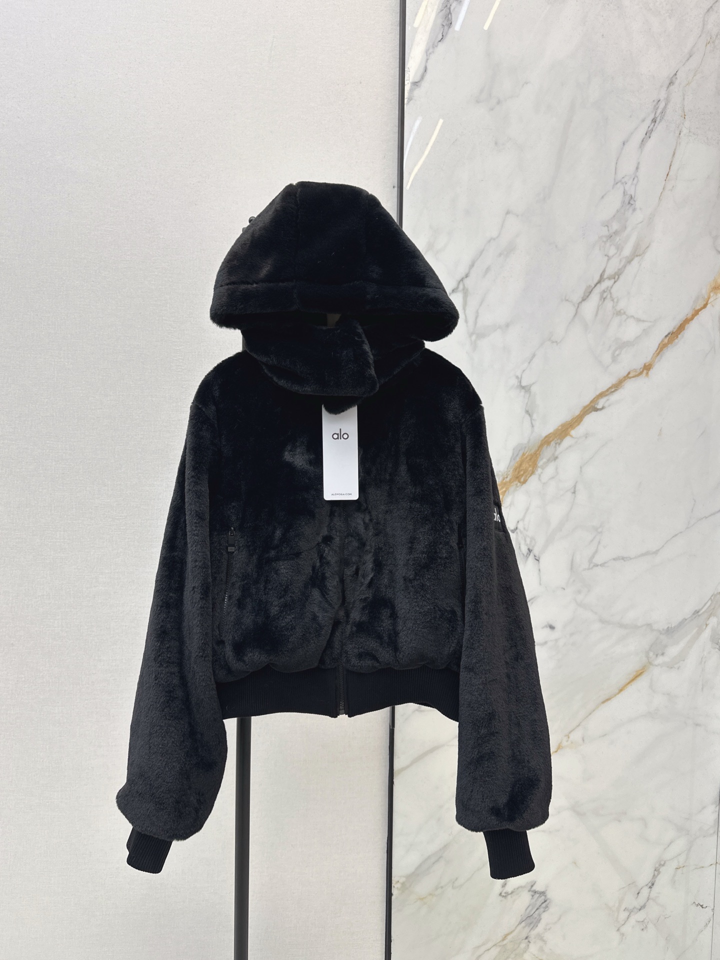 NO:654406,A must-have item for autumn and winter Alo 25Ss————The latest rabbit plush jacket with logo armband and hood design in autumn and winter. It is made of imported eco-friendly rabbit plush fabric. It has a very thick texture. The surface feels very smooth. The coat color is also very beautiful. The short version is not picky at all. Recommended. Two colors are available in stock. sml,, jackets & coats, hats, alexander wang19860909秋冬必入款 Alo 25Ss————秋冬最新款logo袖章连帽设计兔毛绒外套 采用进口的环保兔毛绒面料 很厚实的质感 表面手感很顺滑 毛色也很漂亮 短款版型 完全不挑人穿 推荐入 两色现货发售sml,,jackets & coats,hats,alexander wang,Women's clothing