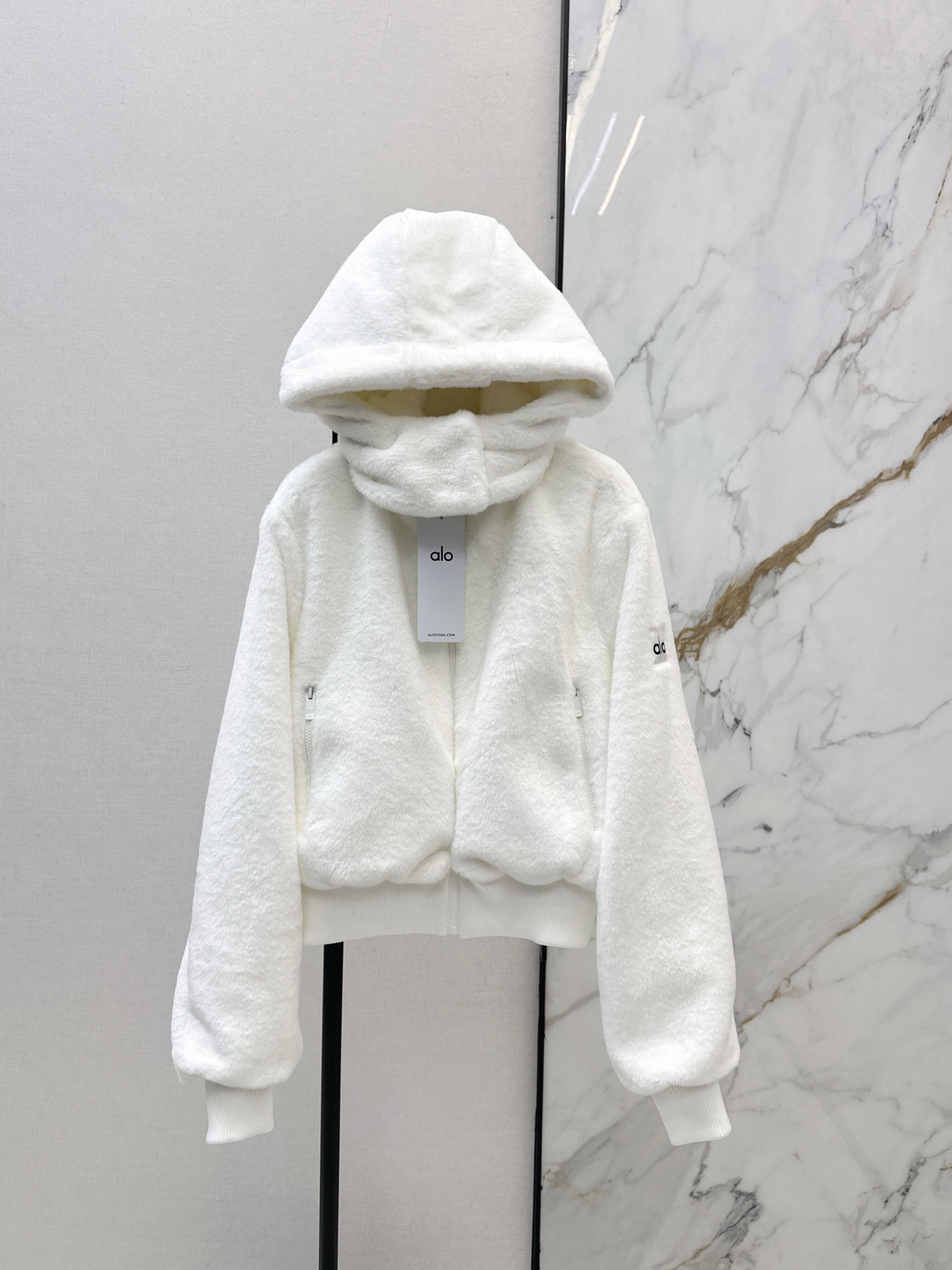 NO:654401,A must-have item for autumn and winter Alo 25Ss————The latest rabbit plush jacket with logo armband and hood design in autumn and winter. It is made of imported eco-friendly rabbit plush fabric. It has a very thick texture. The surface feels very smooth. The coat color is also very beautiful. The short version is not picky at all. Recommended. Two colors are available in stock. sml,, jackets & coats, hats, alexander wang19860909秋冬必入款 Alo 25Ss————秋冬最新款logo袖章连帽设计兔毛绒外套 采用进口的环保兔毛绒面料 很厚实的质感 表面手感很顺滑 毛色也很漂亮 短款版型 完全不挑人穿 推荐入 两色现货发售sml,,jackets & coats,hats,alexander wang,Women's clothing