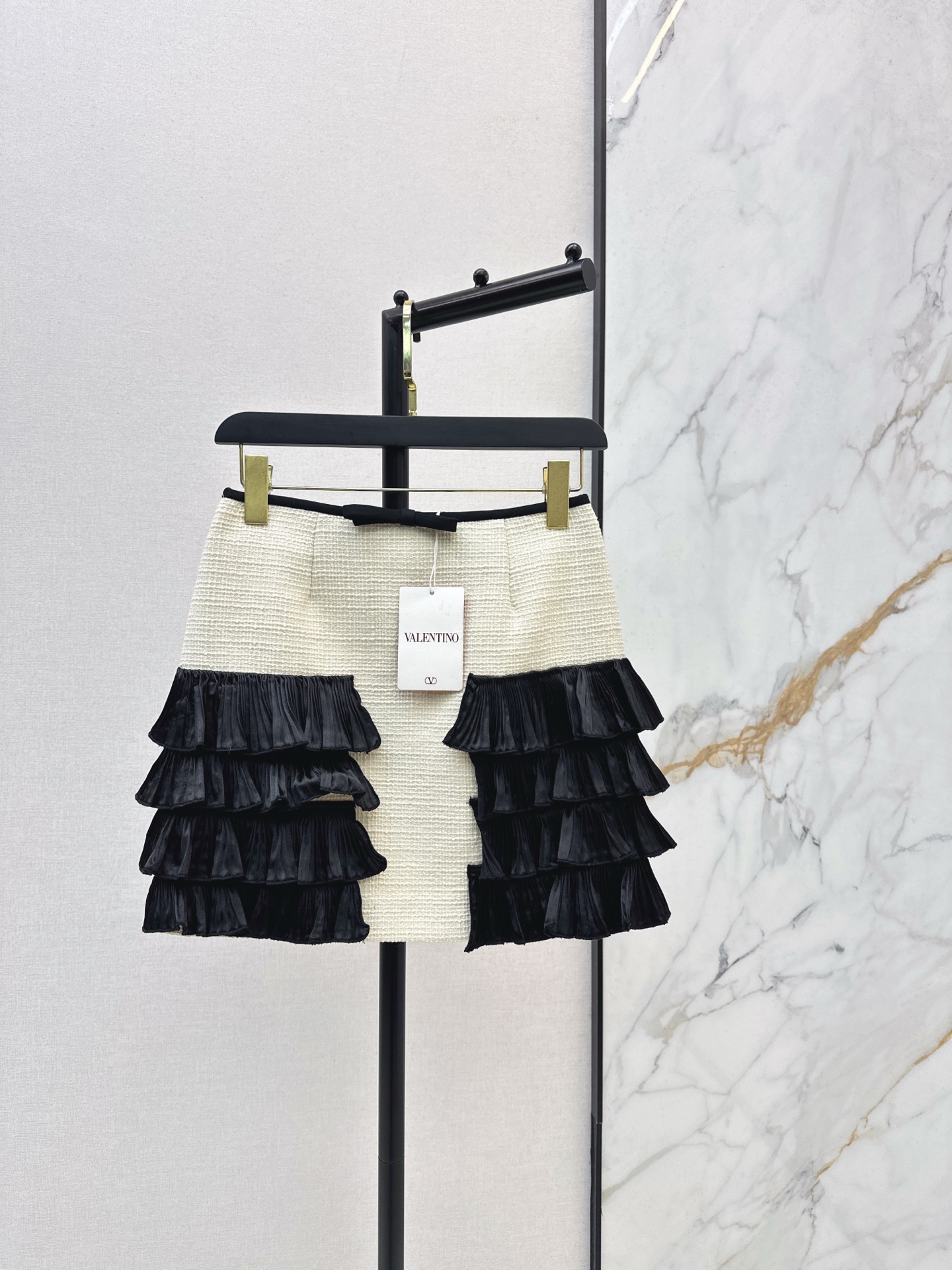 NO:654440,Exclusive model VLTN 26Ss - the latest woven suit with a ladylike temperament in early spring. A short U-neck duffle coat + layered contrasting color splicing skirt. Western style and high-end, simple and elegant. YB developed woven fabrics with contrasting color fungus and heavy trim are an elegant and high-end ladylike look~ Recommended to match a set. Suitable for daily or commuting. Developed in one color. Ready for sale sml,,skirts,jackets & coats,alexander  wang19860909独家款 VLTN 26Ss————早春最新款名媛气质穿搭编织套装小短款U领粗呢外套 +层层叠叠撞色拼接半裙 洋气高级 简约大方 yb开发编织面料 加上撞色木耳镶边很重属于优雅高级的名媛气质Look～ 推荐一套搭配 日常或者通勤都适合 一色分开发 现货发售sml,,skirts,jackets & coats,alexander wang,Women's clothing