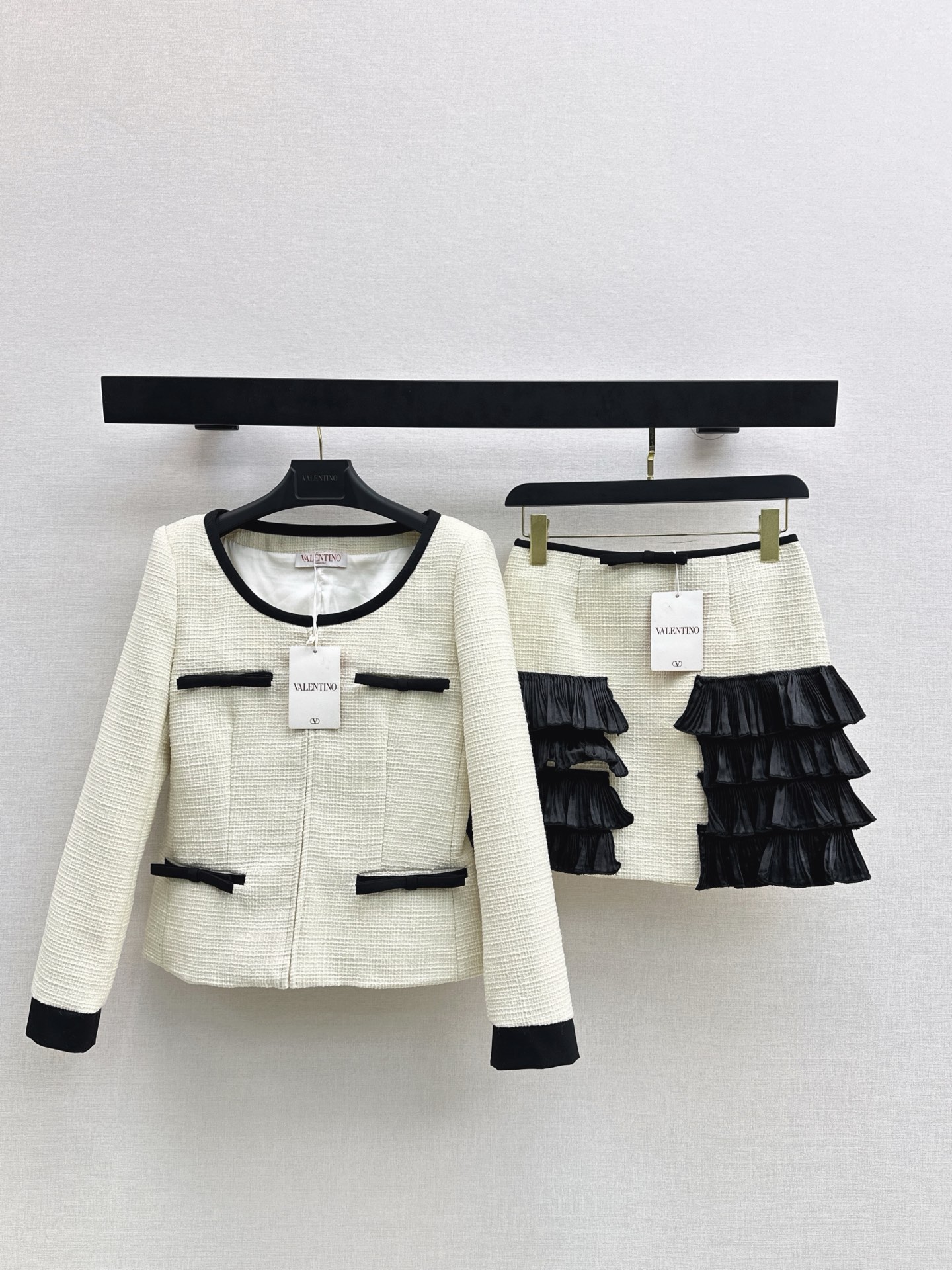 NO:654434,Exclusive model VLTN 26Ss - the latest woven suit with ladylike temperament in early spring. Short U-neck duffle jacket + layered contrasting color stitching skirt. Western style and high-end, simple and elegant. yb developed woven fabric with contrasting color fungus trim and heavy edge. It is an elegant and high-end ladylike look~ Recommended to match. Suitable for daily or commuting. One color separated. Ready for sale sml. Outside, skirts, jackets &  coats,alexander wang19860909独家款 VLTN 26Ss————早春最新款名媛气质穿搭编织套装小短款U领粗呢外套 +层层叠叠撞色拼接半裙 洋气高级 简约大方 yb开发编织面料 加上撞色木耳镶边很重属于优雅高级的名媛气质Look～ 推荐一套搭配 日常或者通勤都适合 一色分开发 现货发售sml 外,,skirts,jackets & coats,alexander wang,Women's clothing