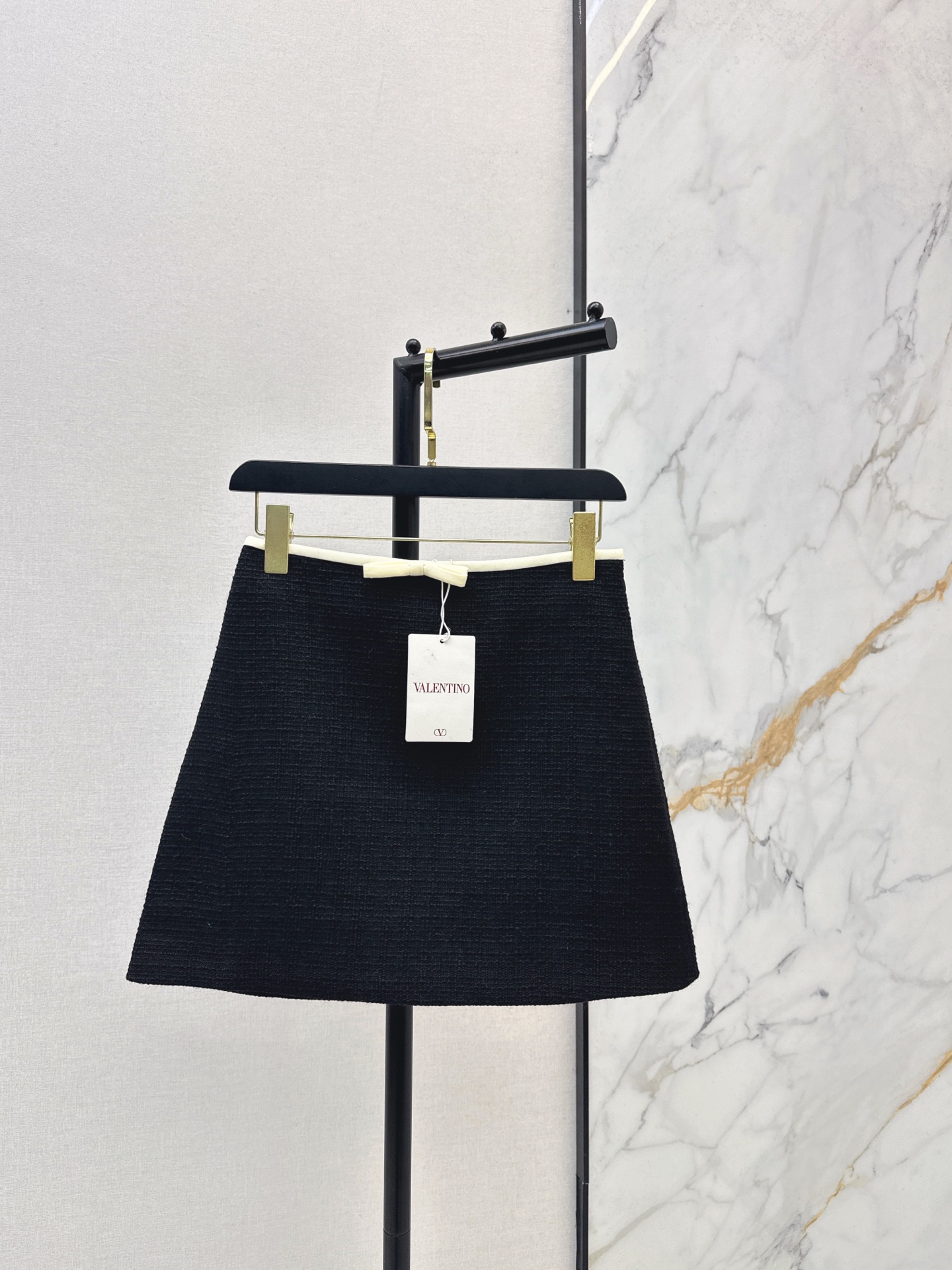 NO:654428,Exclusive model VLTN 26Ss - the latest ladylike style woven suit in early spring, contrasting bow-trimmed jacket + A-line skirt, western style and high-end, simple and elegant, yb developed woven fabric, plus contrasting color trimming, it is an elegant and high-end ladylike look~ Recommended set to match, suitable for daily or commuting, developed in one color, ready for sale sml,,skirts,jackets & coats,alexander wang19860909独家款 VLTN 26Ss————早春最新款名媛气质穿搭编织套装撞色蝴蝶结包边外套+A字半裙 洋气高级 简约大方 yb开发编织面料 加上撞色镶边很重属于优雅高级的名媛气质Look～ 推荐一套搭配 日常或者通勤都适合 一色分开发 现货发售sml,,skirts,jackets & coats,alexander wang,Women's clothing