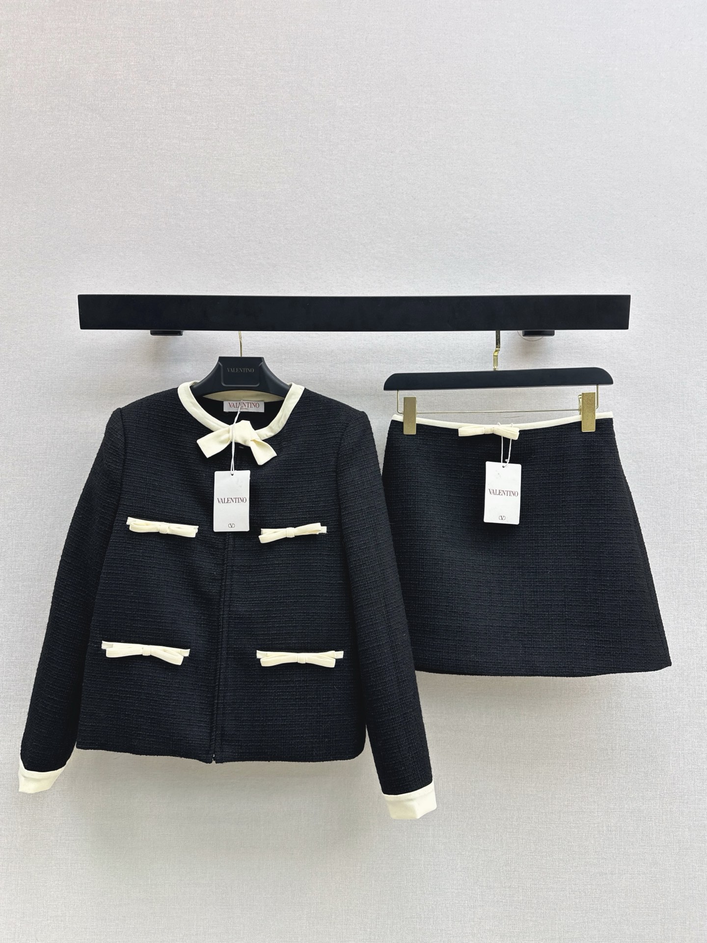 NO:654422,Exclusive model VLTN 26Ss————The latest ladylike style woven suit in early spring. Contrast color bow-trimmed jacket + A-line skirt. Western style and high-end. Simple and elegant. YB developed woven fabric. Plus contrasting color trimming, it is an elegant and high-end ladylike look~ Recommended to match. Suitable for daily or commuting. Developed in one color. Ready for sale sml. Outside, skirts, jackets & coats, alexander wang19860909独家款 VLTN 26Ss————早春最新款名媛气质穿搭编织套装撞色蝴蝶结包边外套+A字半裙 洋气高级 简约大方 yb开发编织面料 加上撞色镶边很重属于优雅高级的名媛气质Look～ 推荐一套搭配 日常或者通勤都适合 一色分开发 现货发售sml 外,,skirts,jackets & coats,alexander wang,Women's clothing