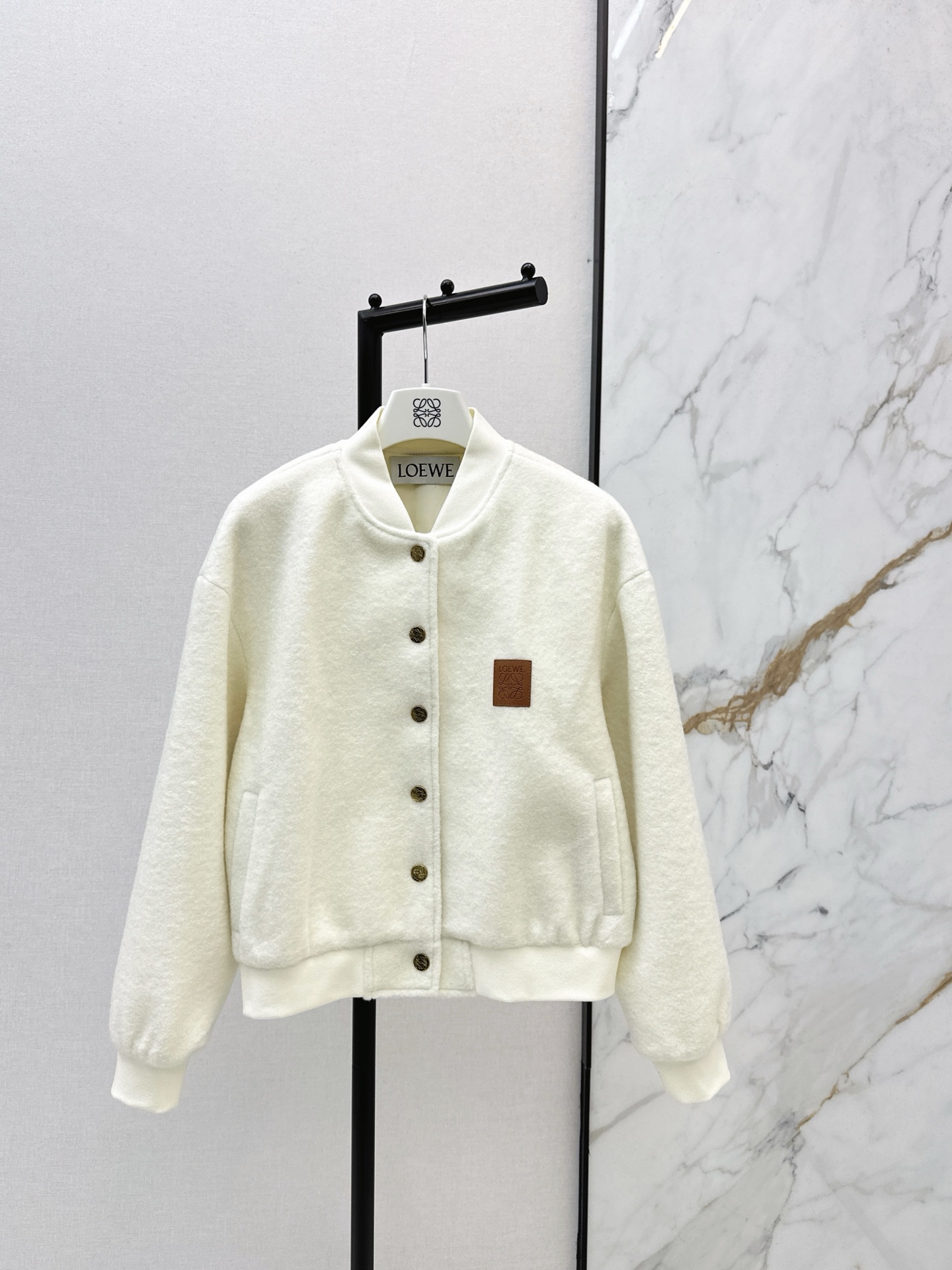 NO:655268,Loe 25Ss————The latest furry baseball jacket in autumn and winter. It is classic and stylish. It has its own aura. The texture of the fabric is very nice. It is fashionable and high-end. The color is super positive. The upper body is white and slim. It has a cool and handsome series. The upper body is full of aura when walking. The length is just right. It is easy to control. Two colors are available for sale sml,,loewe,jackets & coats,alexander wang19860909Loe 25Ss————秋冬最新款毛昵棒球服外套 经典又有型 自带气场 面料质感很奈斯 时髦又高级 颜色超级正 上身显白又显瘦 自带酷帅感的系列 走路都带风上身气场全开 长度恰到好处 轻松驾驭 两色现货发售sml,,loewe,jackets & coats,alexander wang,Women's clothing